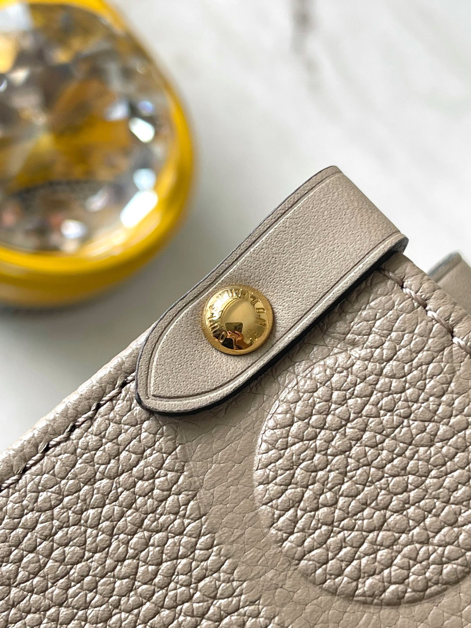 LOUIS VUITTON Женская сумка OnTheGo MM M45607 LOUIS VUITTON Женская сумка OnTheGo MM M45607