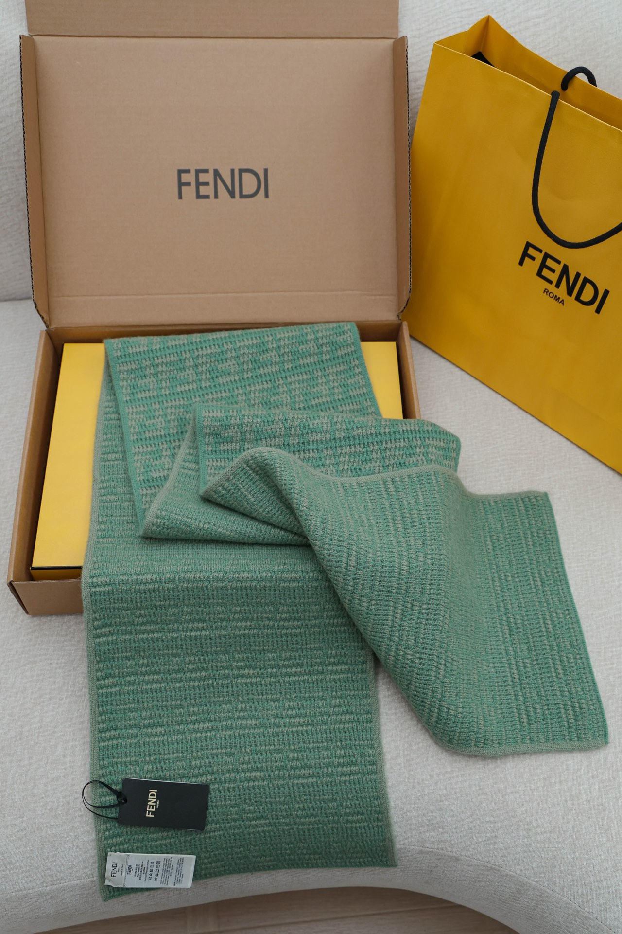 FENDI Женский шарф из кашемира с фирменным мотивом FF