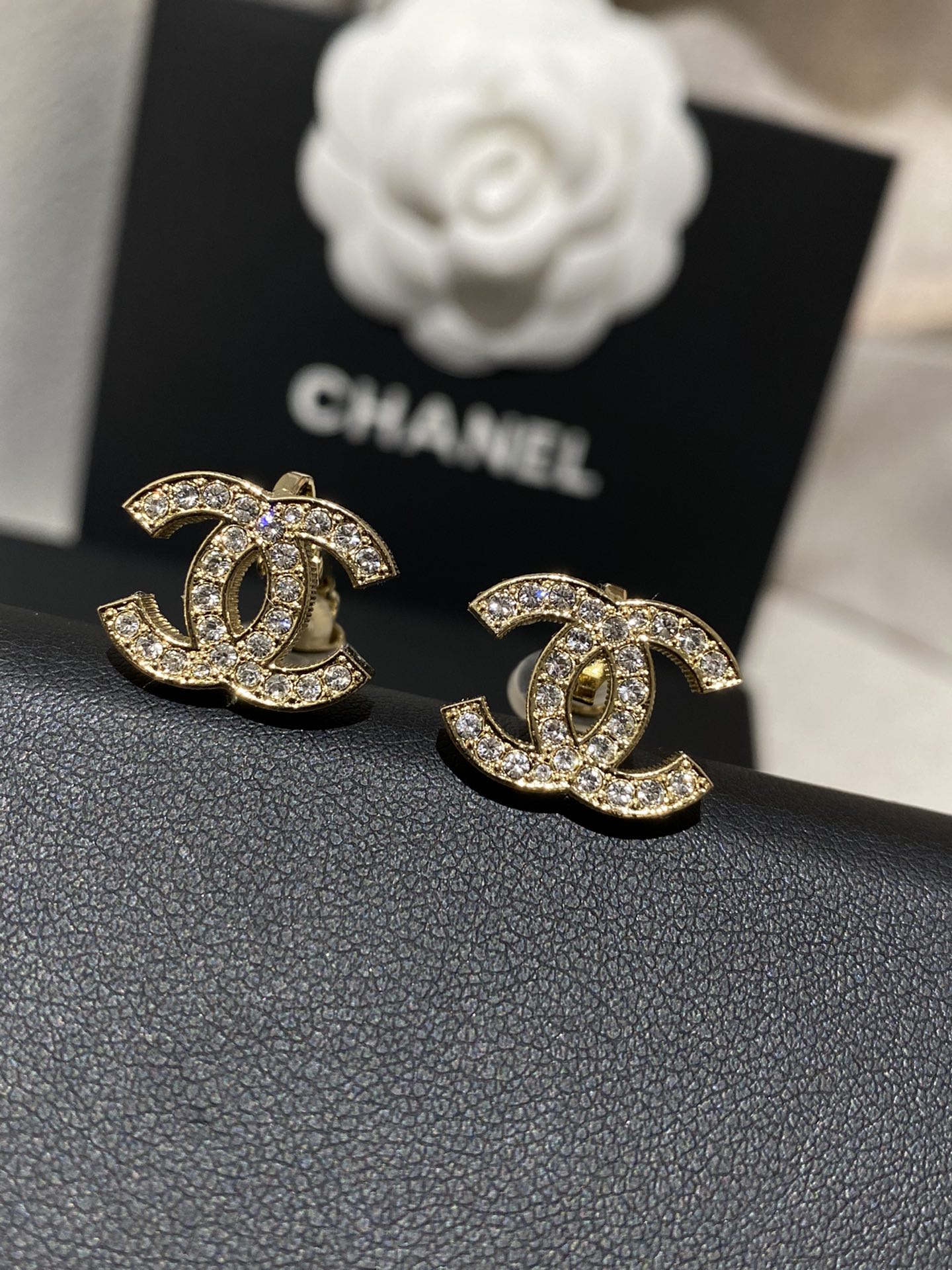 CHANEL Женские классические серьги 24K CHANEL Женские классические серьги 24K