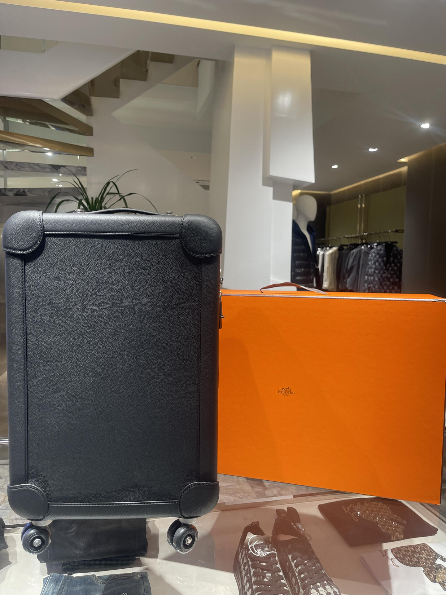 HERMES Чемодан из чёрной кожи HERMES Чемодан из чёрной кожи