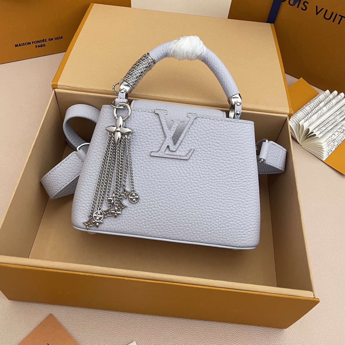 LOUIS VUITTON Женская Сумка Capucines