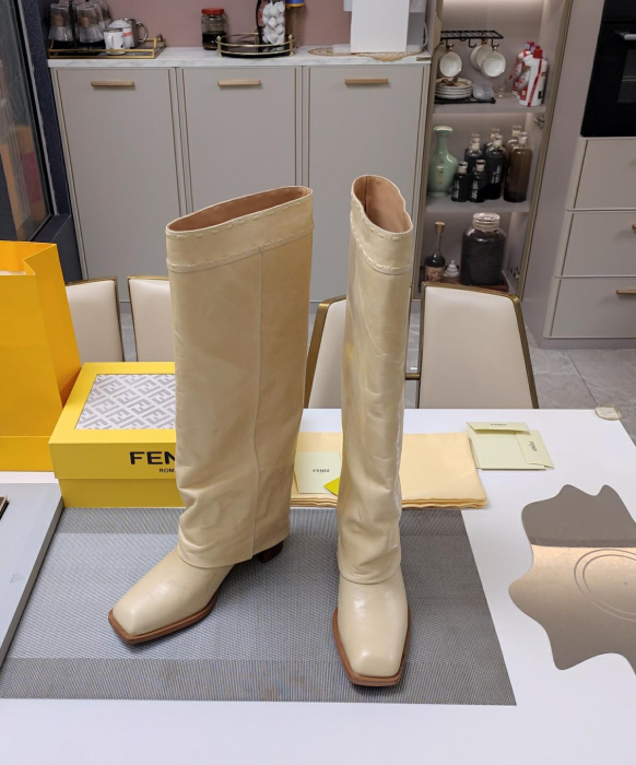FENDI Женские кожаные сапоги