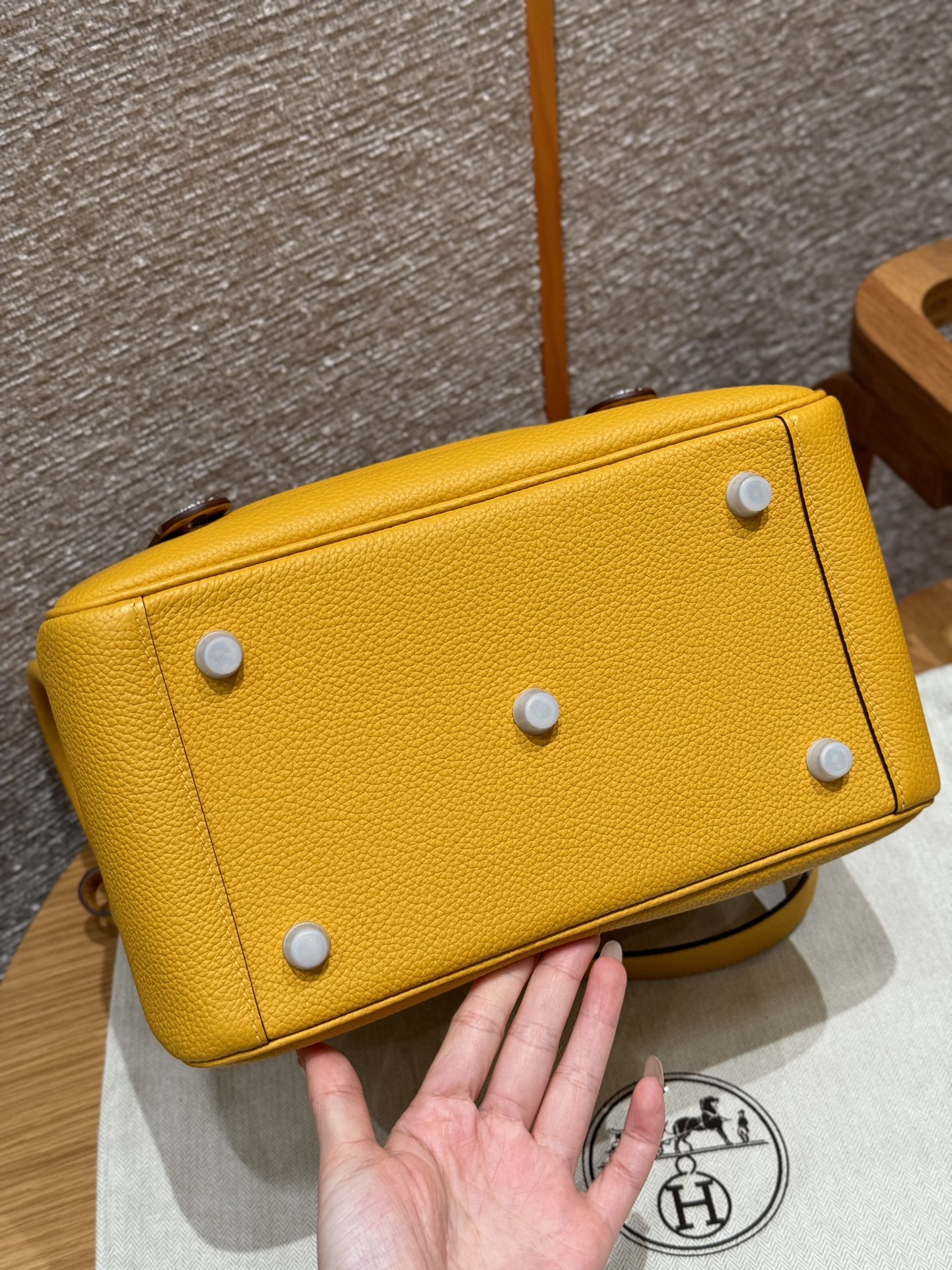 HERMES Женская сумка Lindy 26 см 9D Clemence HERMES Женская сумка Lindy 26 см 9D Clemence