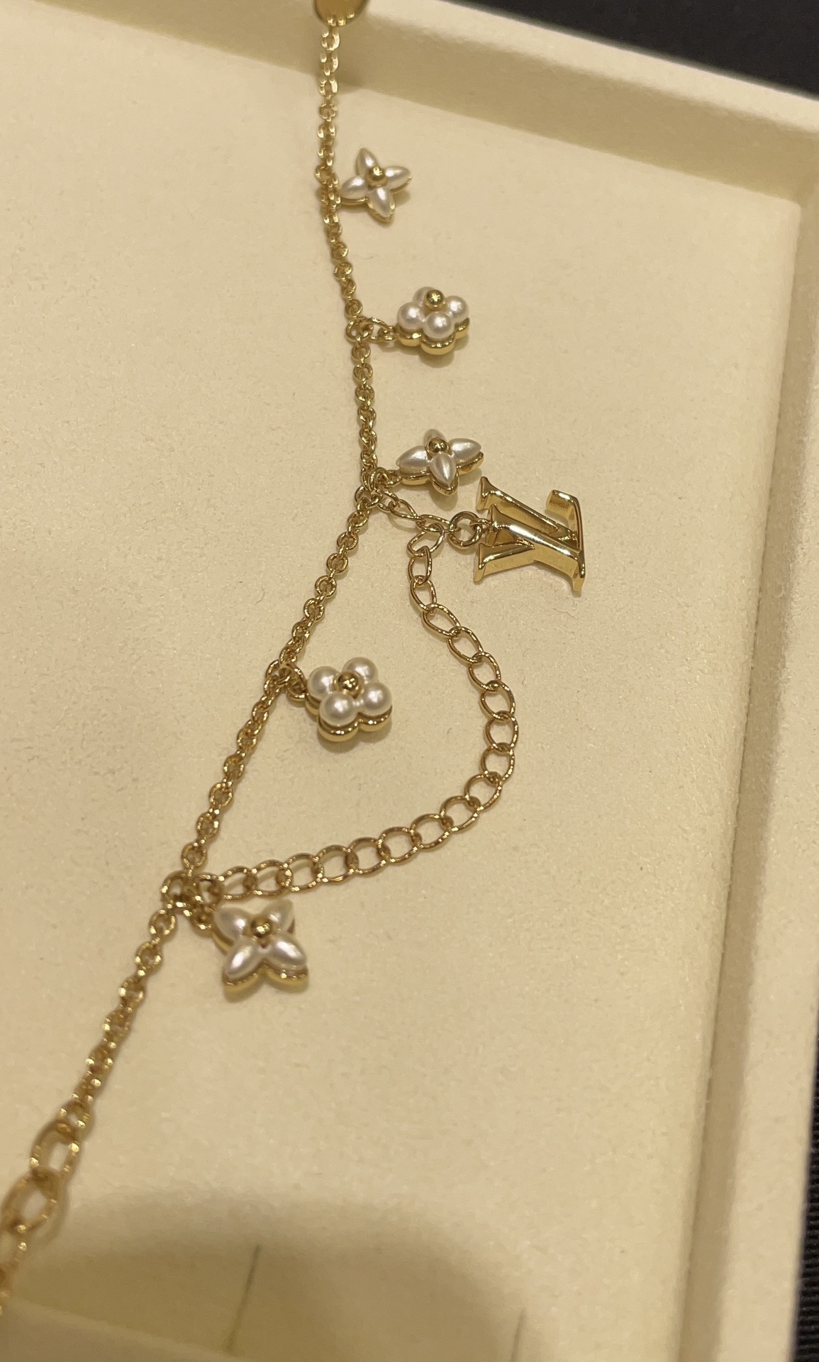 LOUIS VUITTON Женский браслет с жемчугом LOUIS VUITTON Женский браслет с жемчугом