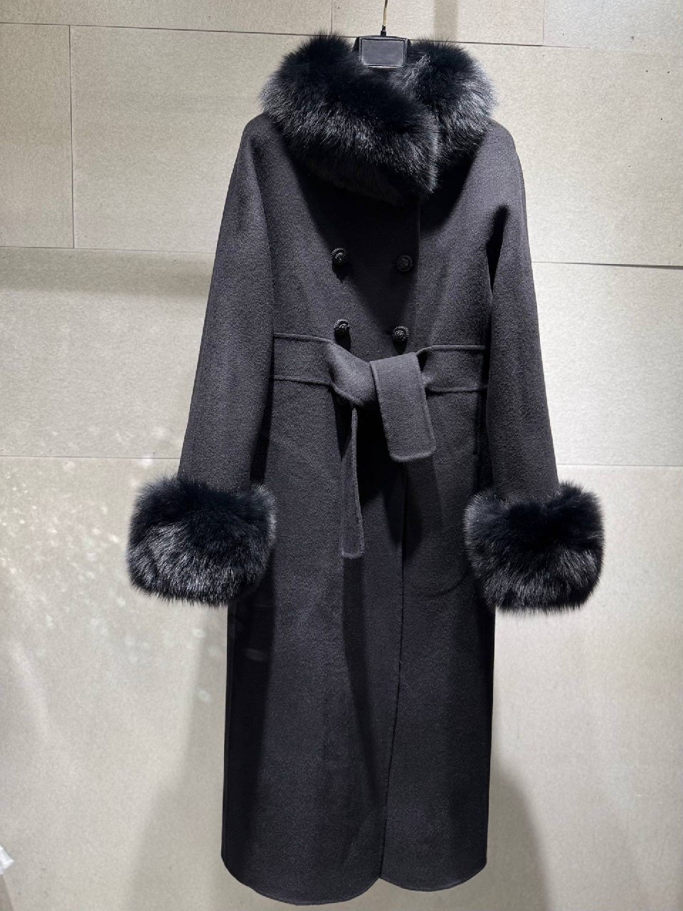 VALENTINO Женское пальто с меховым воротником и манжетами VALENTINO Женское пальто с меховым воротником и манжетами