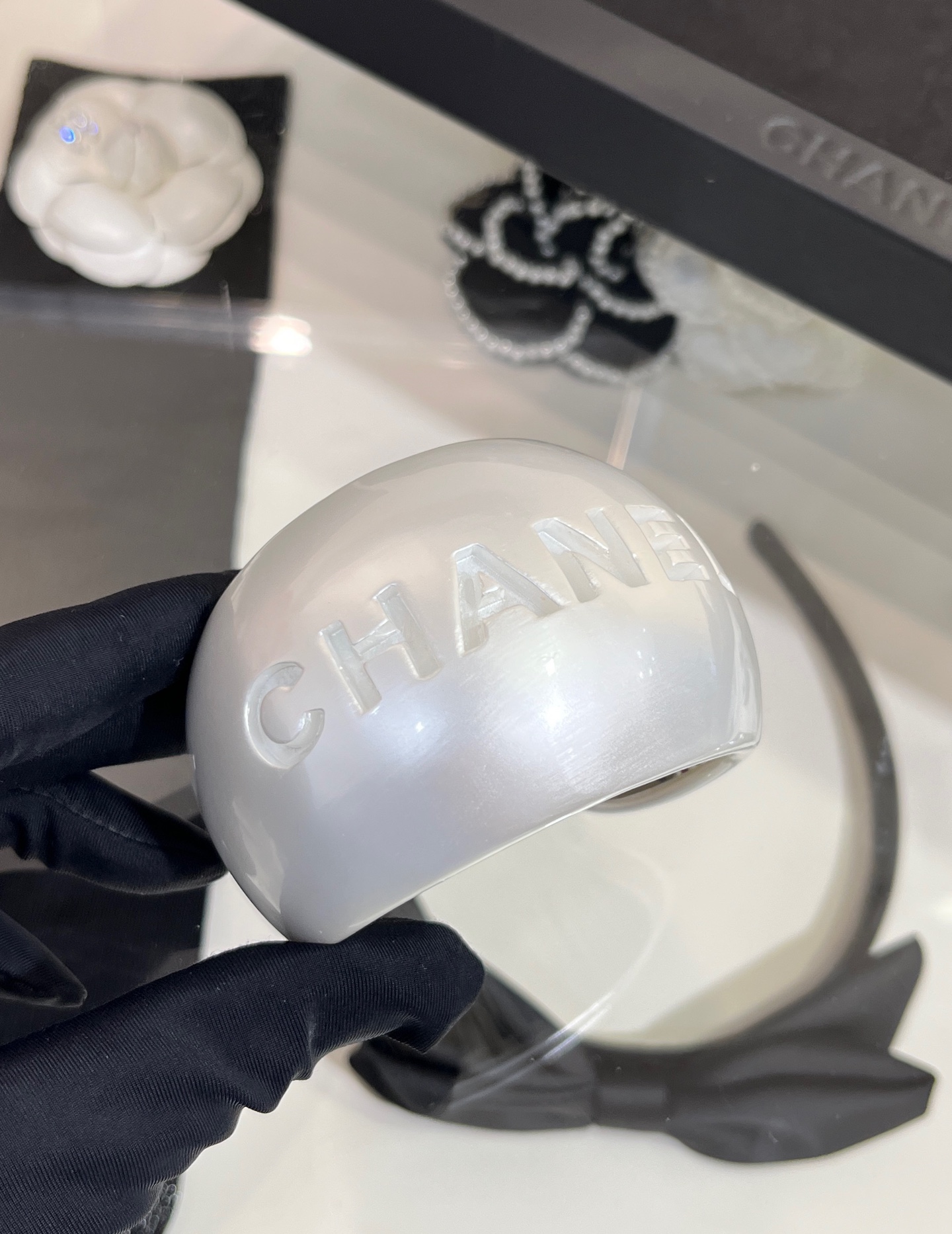 CHANEL Женский широкий браслет из жемчужно-белого акрила 25C CHANEL Женский широкий браслет из жемчужно-белого акрила 25C