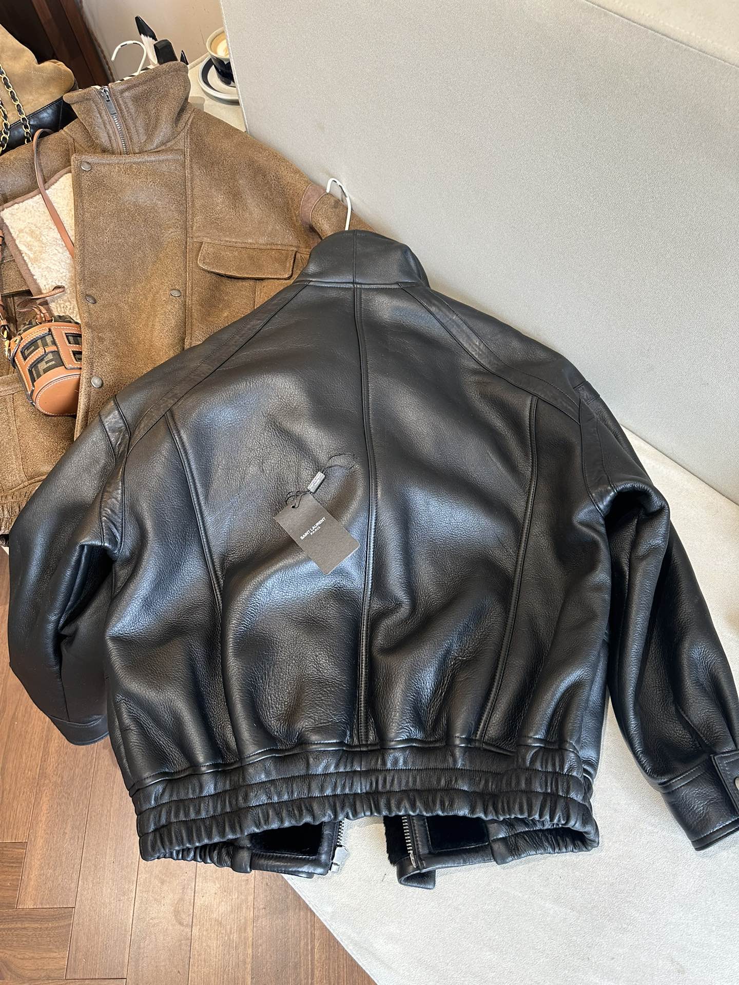 SAINT LAURENT Женская кожаная дублёнка с шерстью SAINT LAURENT Женская кожаная дублёнка с шерстью