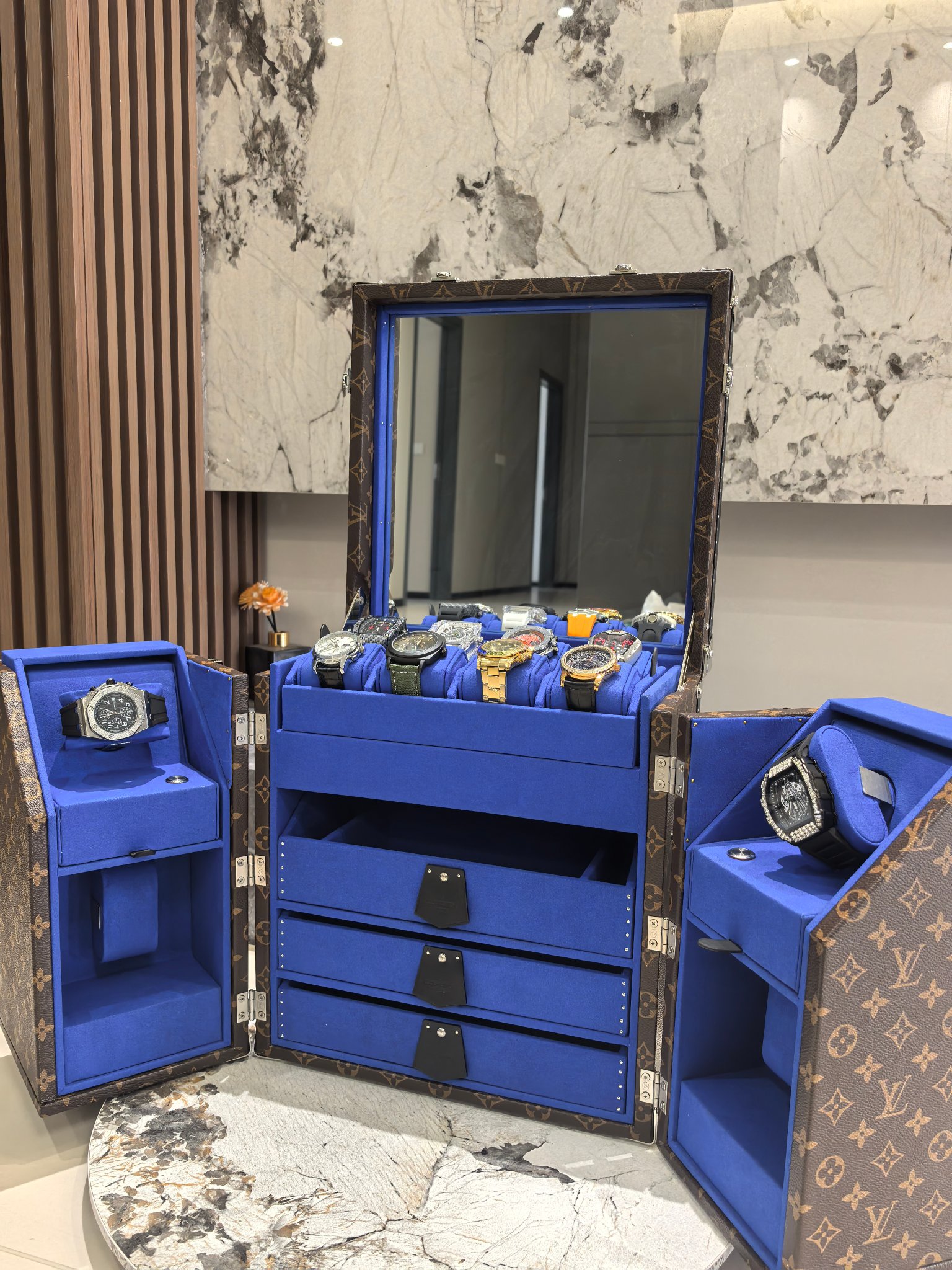 LOUIS VUITTON Ящик для хранения часов LOUIS VUITTON Ящик для хранения часов