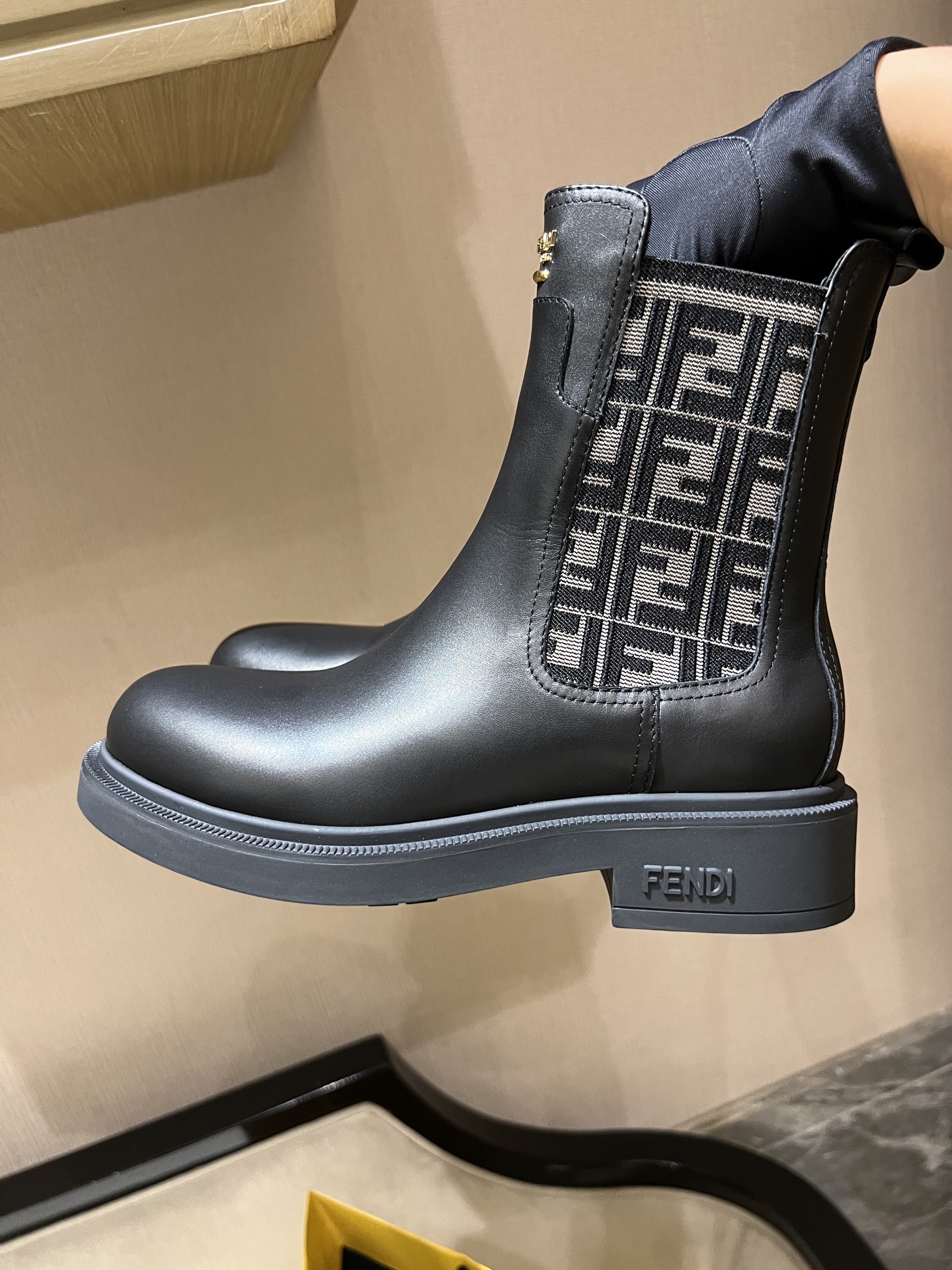 FENDI Женские ботинки челси FF