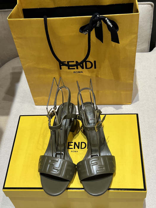 FENDI Женские босоножки Delfina