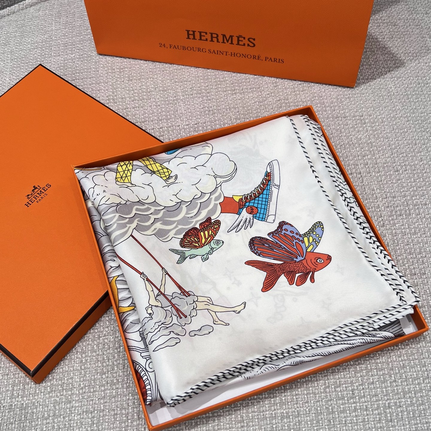 HERMES Платок из шелка HERMES Платок из шелка