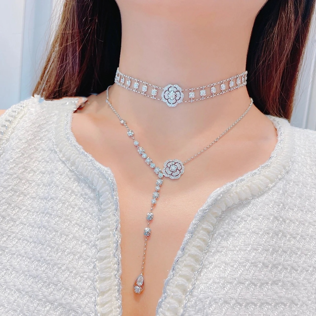 CHANEL Женское длинное колье с кристаллами Camelia CHANEL Женское длинное колье с кристаллами Camelia