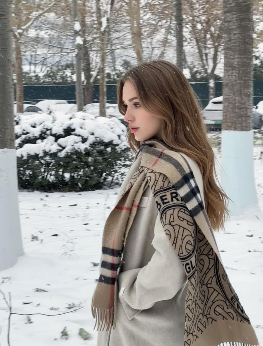 BURBERRY Женский шарф из кашемира BURBERRY Женский шарф из кашемира