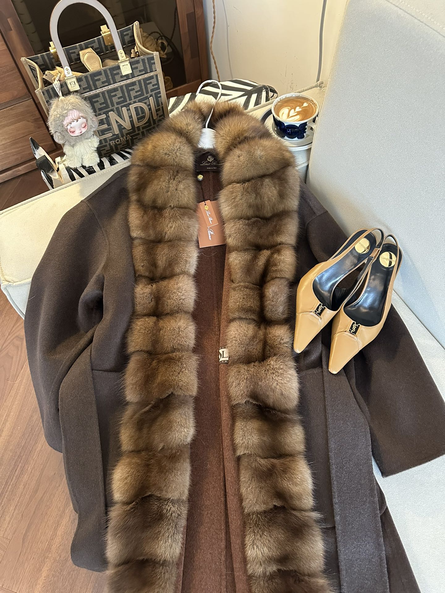 LORO PIANA Женское кашемировое пальто с мехом соболя  LORO PIANA Женское кашемировое пальто с мехом соболя