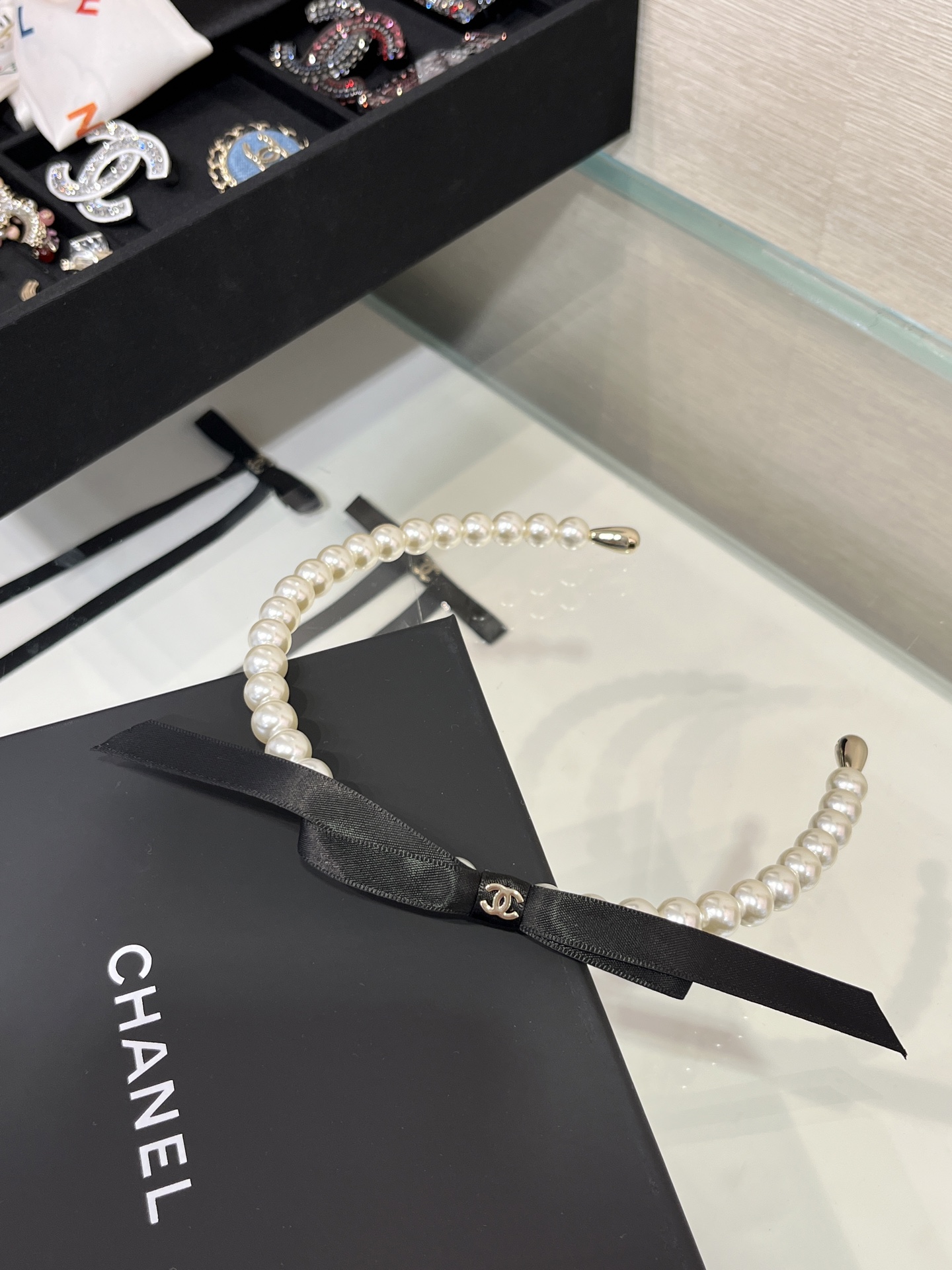 CHANEL Женский ободок на голову с жемчугом CHANEL Женский ободок на голову с жемчугом