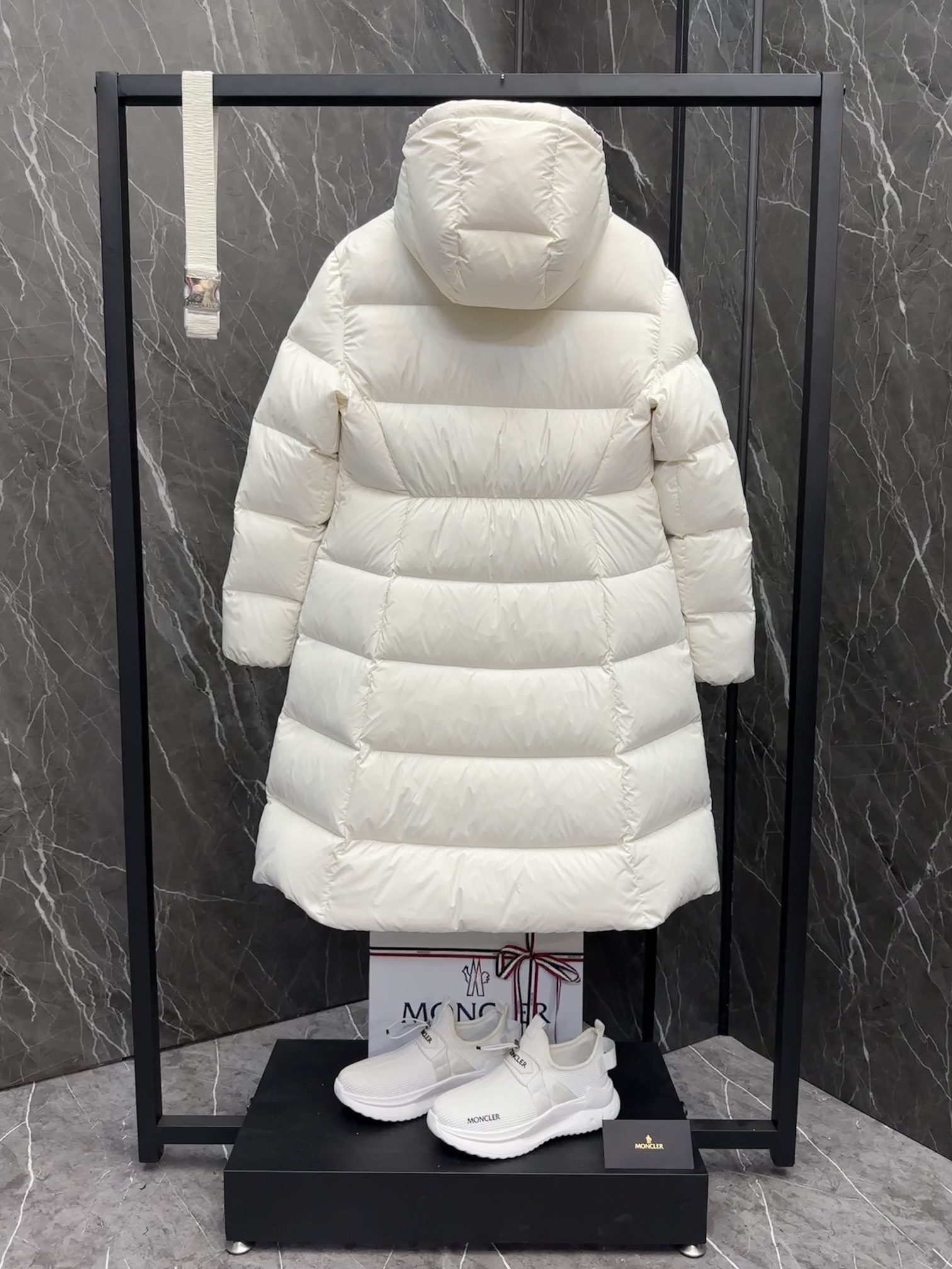 MONCLER Женский пуховик Bellevue MONCLER Женский пуховик Bellevue