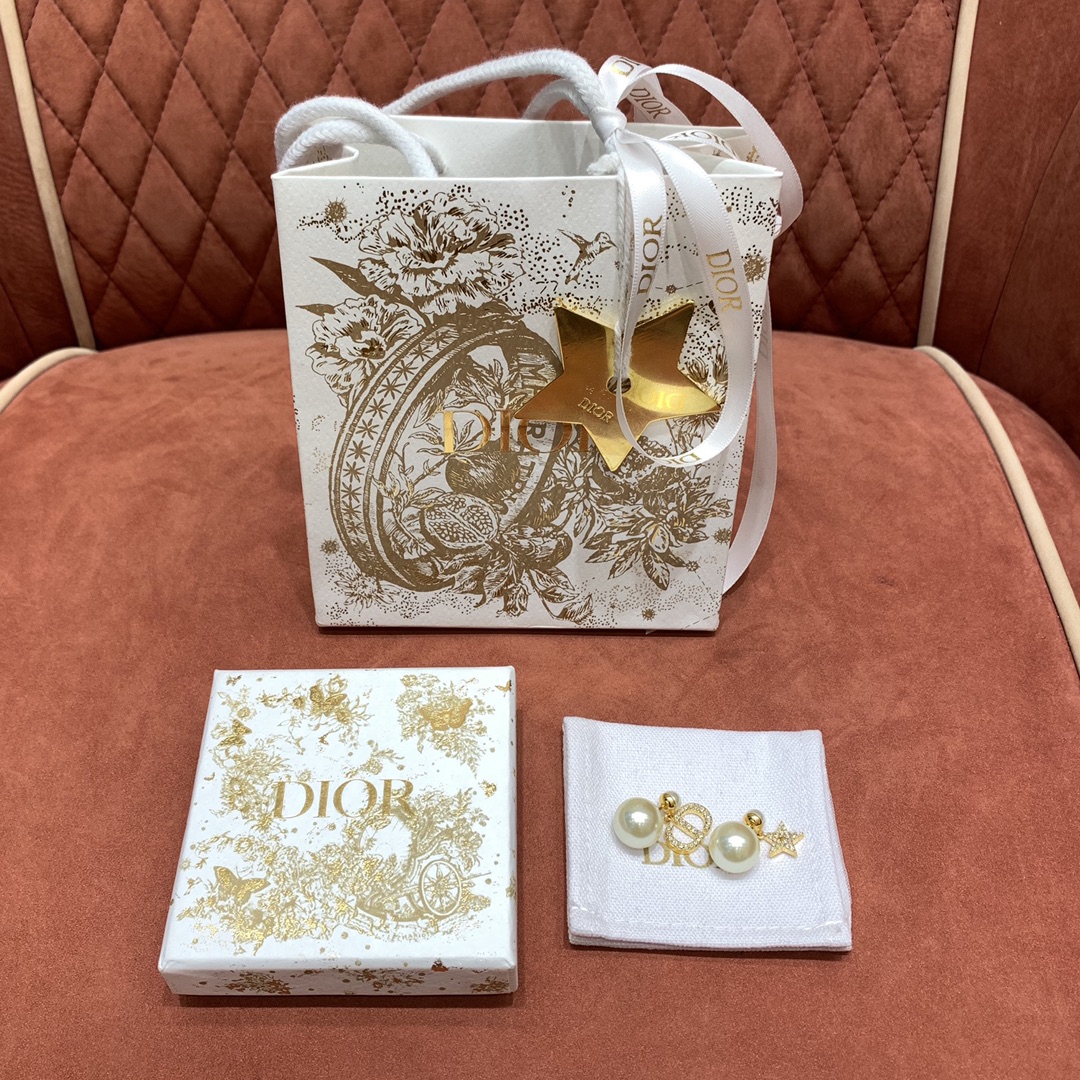 CHRISTIAN DIOR Женские серьги с жемчугом CHRISTIAN DIOR Женские серьги с жемчугом