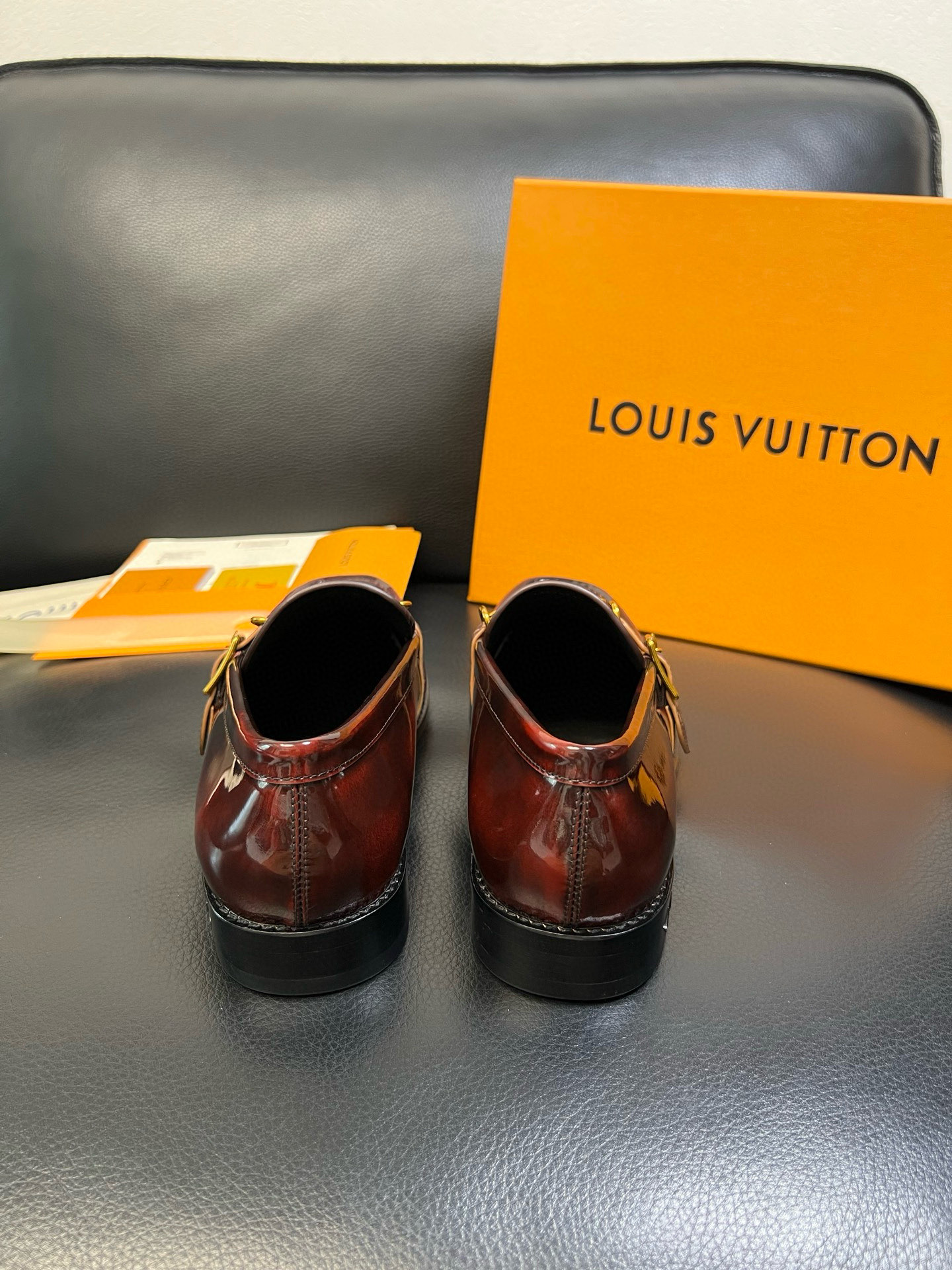 LOUIS VUITTON Мужские туфли из коровьей кожи с фурнитурой LOUIS VUITTON Мужские туфли из коровьей кожи с фурнитурой