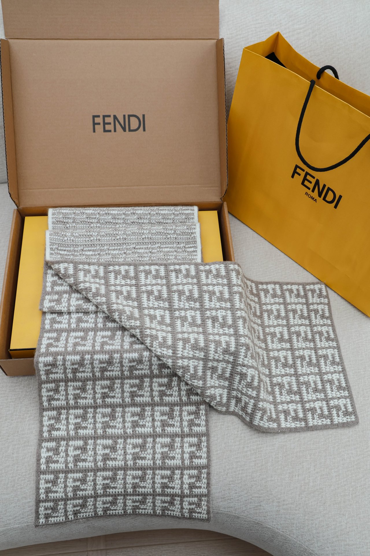 FENDI Женский шарф из кашемира с фирменным мотивом FF