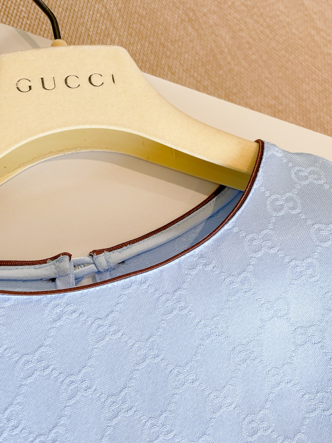 GUCCI Женская футболка из атласа  GUCCI Женская футболка из атласа