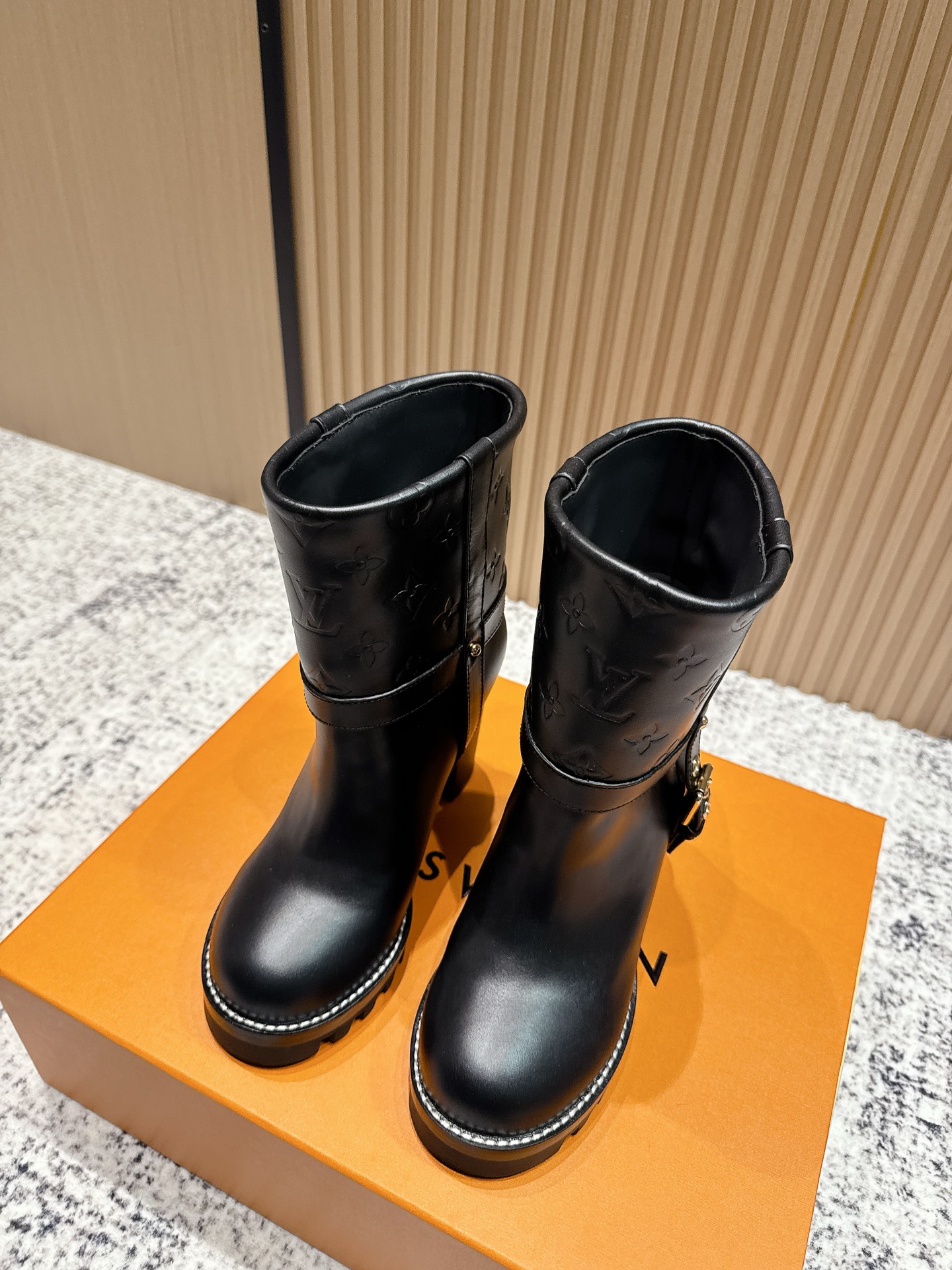 LOUIS VUITTON Женские ботильоны на тракторной подошве LOUIS VUITTON Женские ботильоны на тракторной подошве