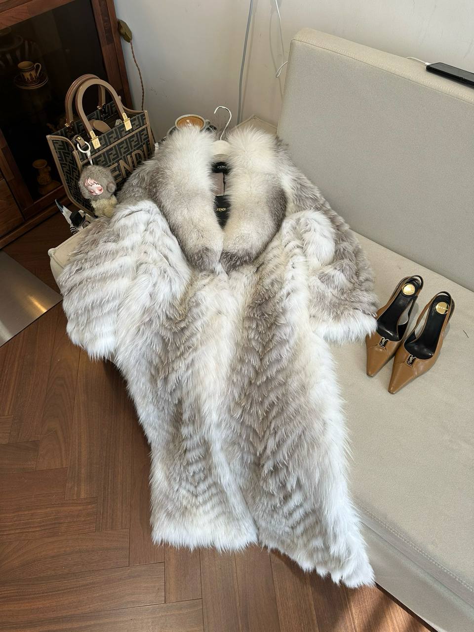 FENDI Женская шуба из лисьего меха FENDI Женская шуба из лисьего меха