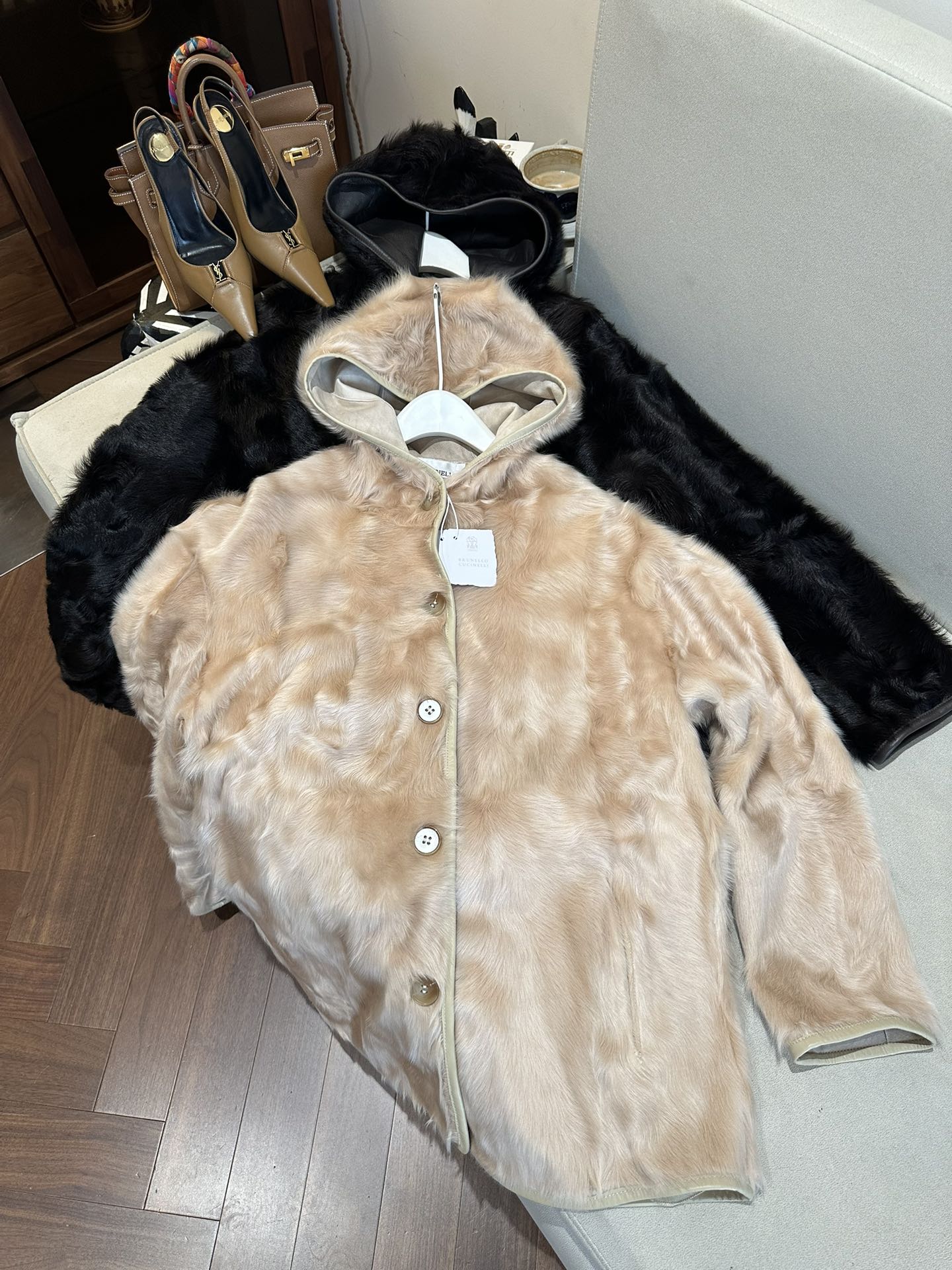 BRUNELLO CUCINELLI Женская замшевая дублёнка с мехом лисы BRUNELLO CUCINELLI Женская замшевая дублёнка с мехом лисы