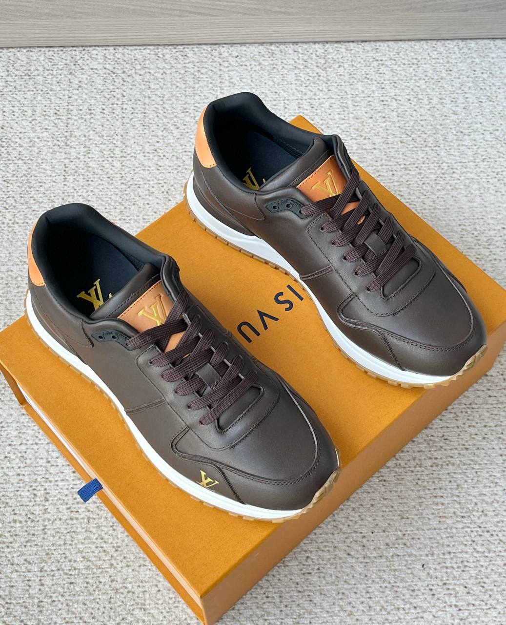 LOUIS VUITTON Мужские кроссовки из телячьей кожи LOUIS VUITTON Мужские кроссовки из телячьей кожи