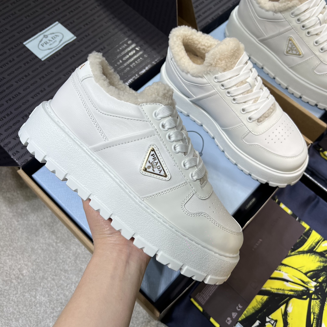 PRADA Женские ботинки на толстой подошве с мехом PRADA Женские ботинки на толстой подошве с мехом