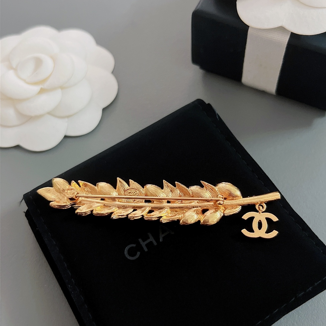 CHANEL Женская брошь лепесток CHANEL Женская брошь лепесток