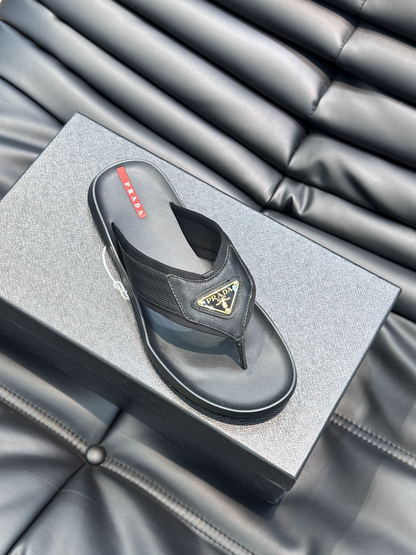 PRADA Мужские шлёпанцы-вьетнамки