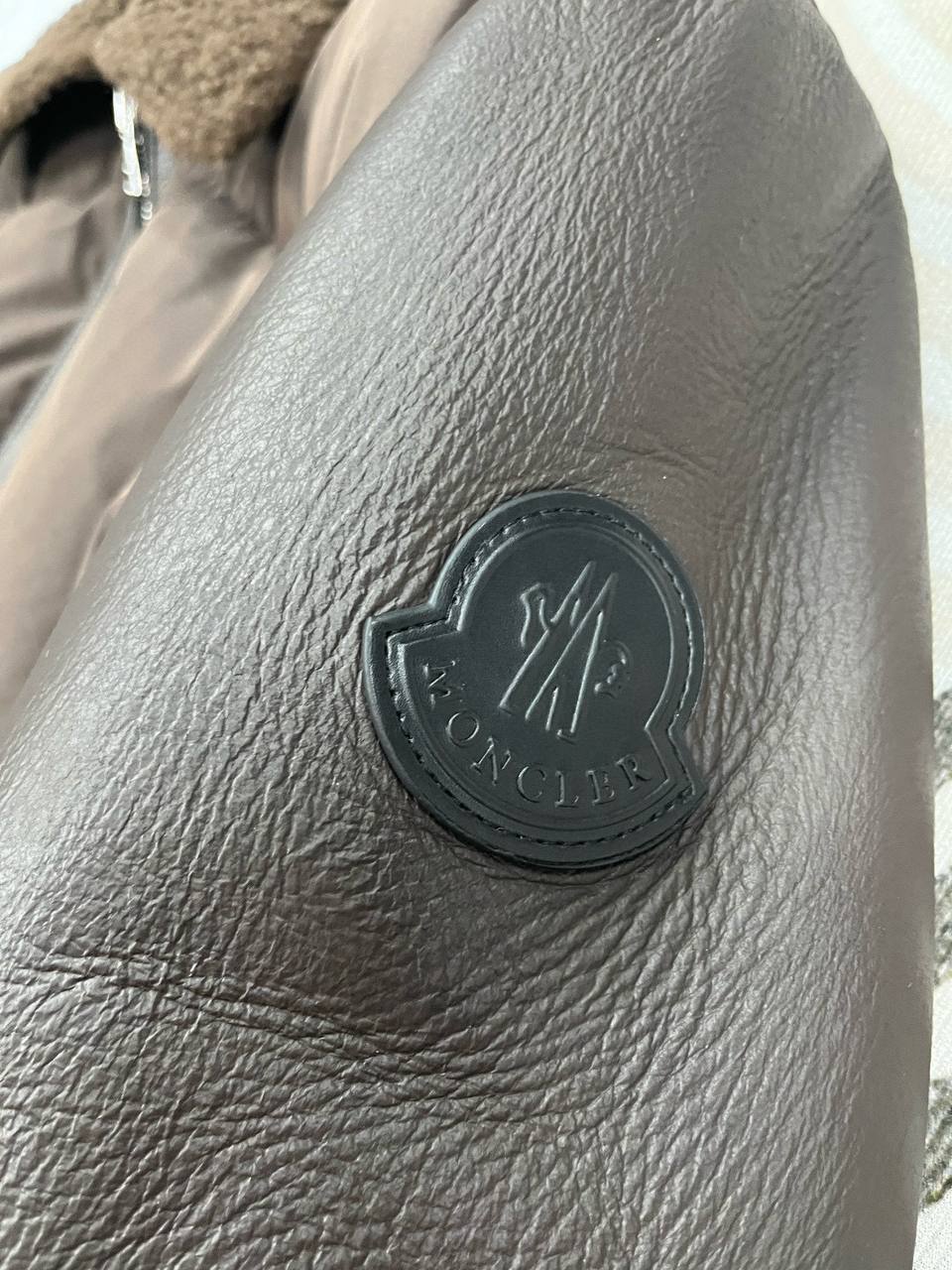 MONCLER Кожаный пуховик из овчины и гусиного пуха MONCLER Кожаный пуховик из овчины и гусиного пуха