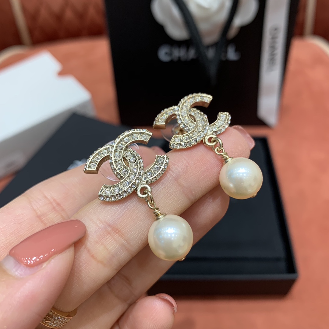CHANEL Женские серьги с жемчугом  CHANEL Женские серьги с жемчугом