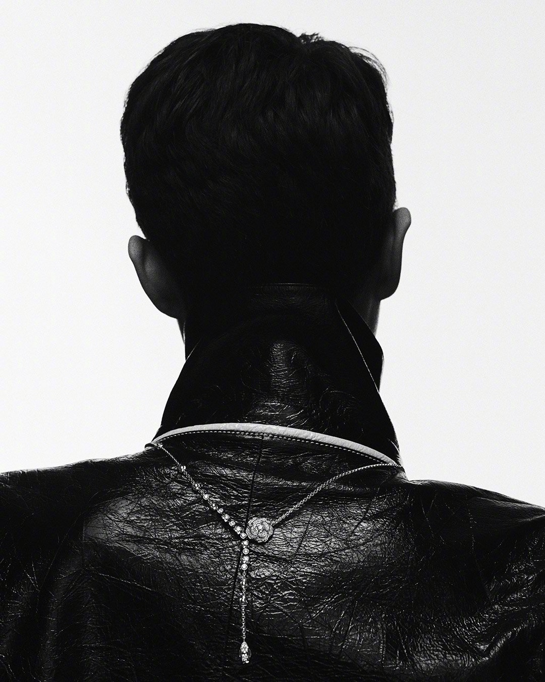 CHANEL Женское длинное колье с кристаллами Camelia CHANEL Женское длинное колье с кристаллами Camelia