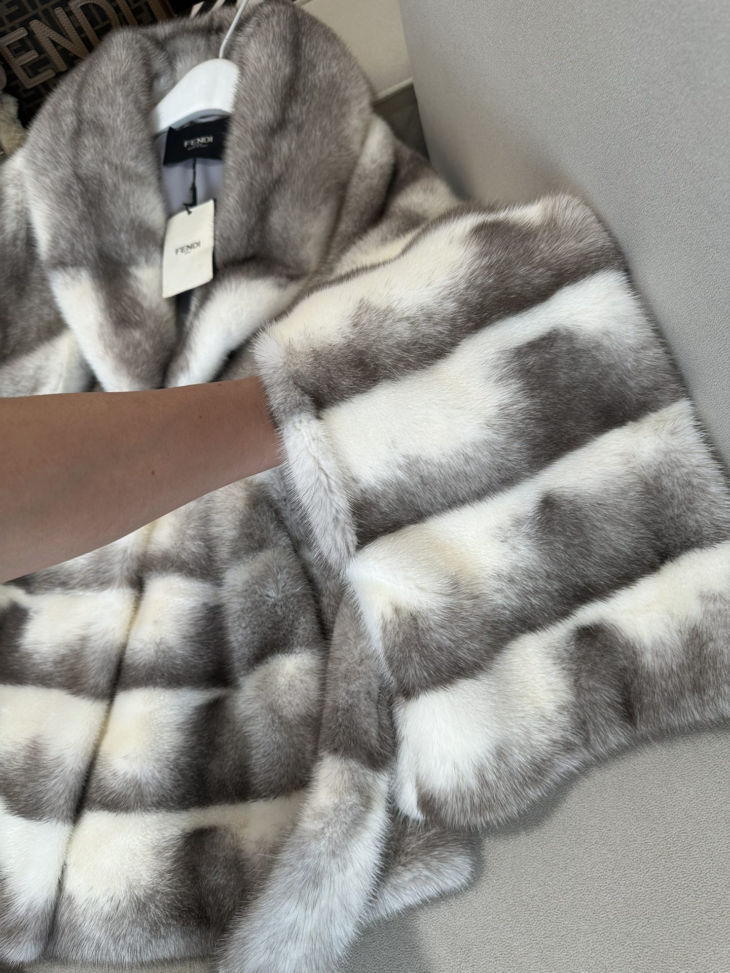 FENDI Женская шуба из норки FENDI Женская шуба из норки