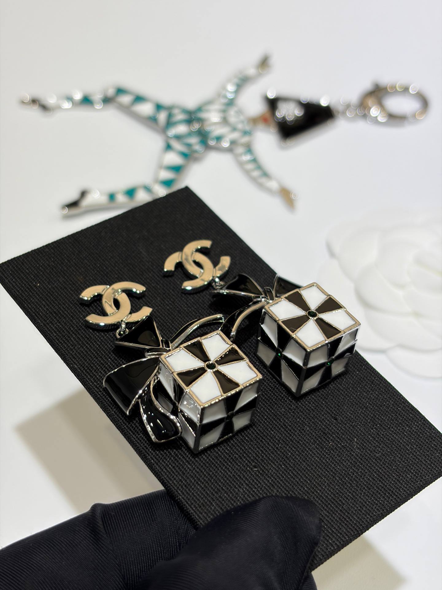 CHANEL Женские серьги из латуни кубики с бантиком