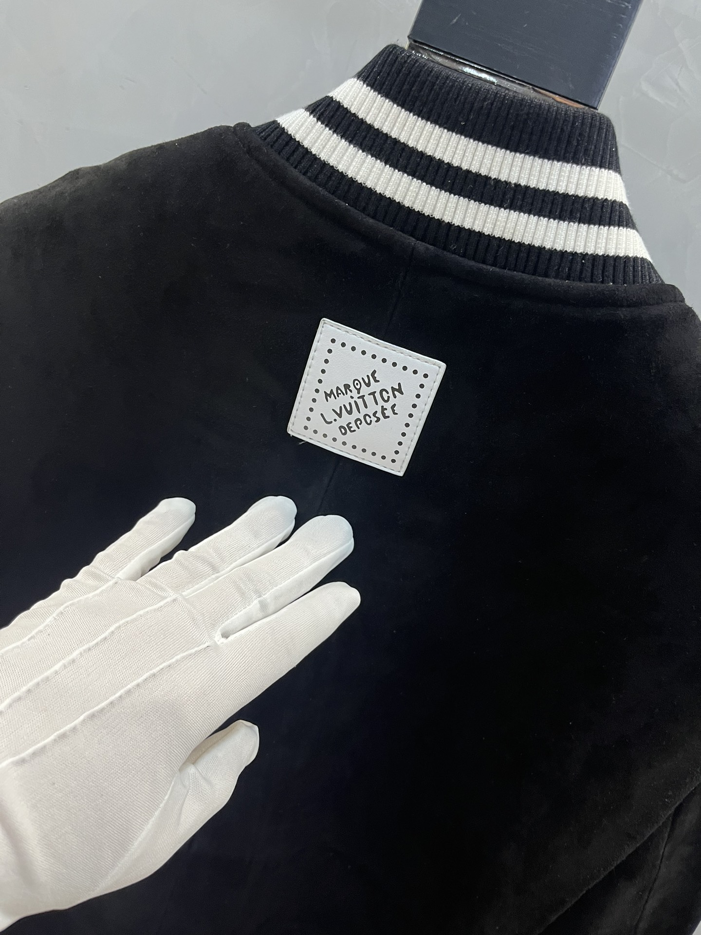 LOUIS VUITTON Мужская куртка из замши LOUIS VUITTON Мужская куртка из замши