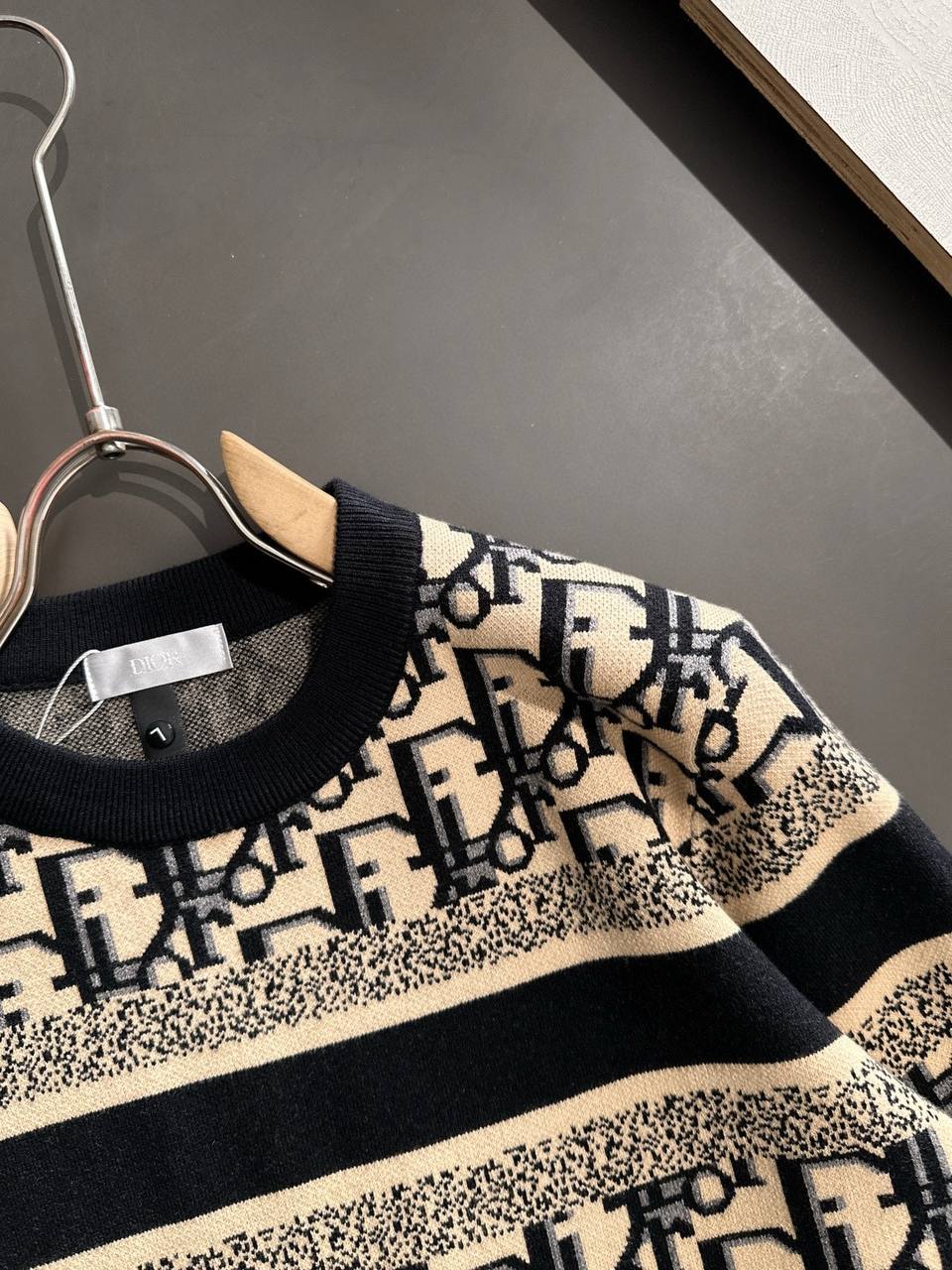 CHRISTIAN DIOR Мужской свитер бежево‑чёрный жаккард CHRISTIAN DIOR Мужской свитер бежево‑чёрный жаккард