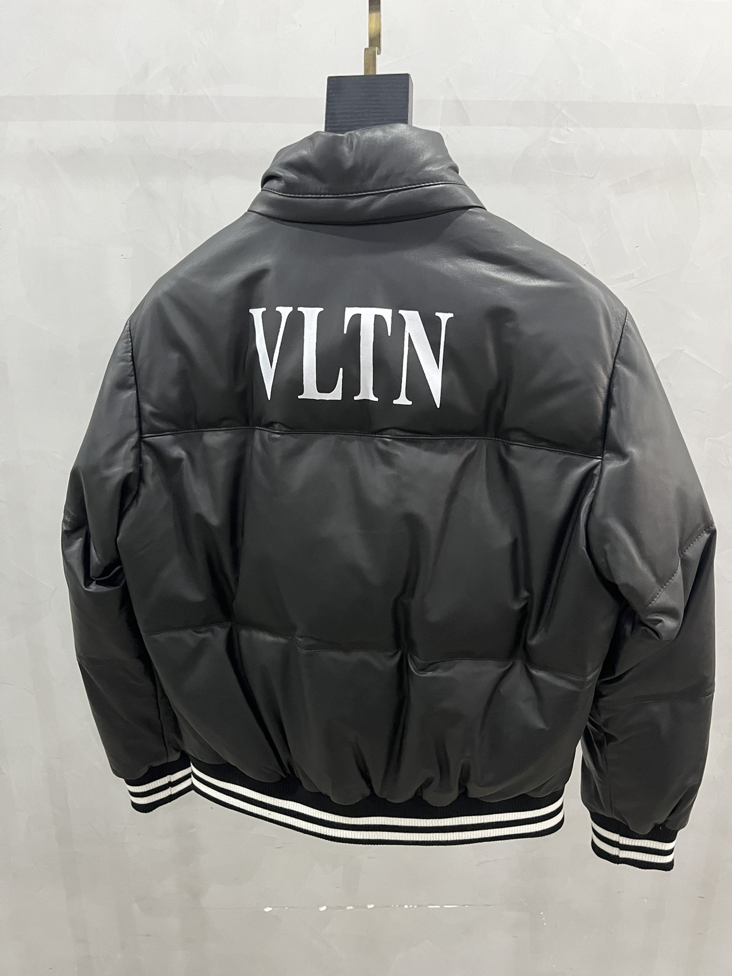 VALENTINO Мужская кожаная куртка VALENTINO Мужская кожаная куртка