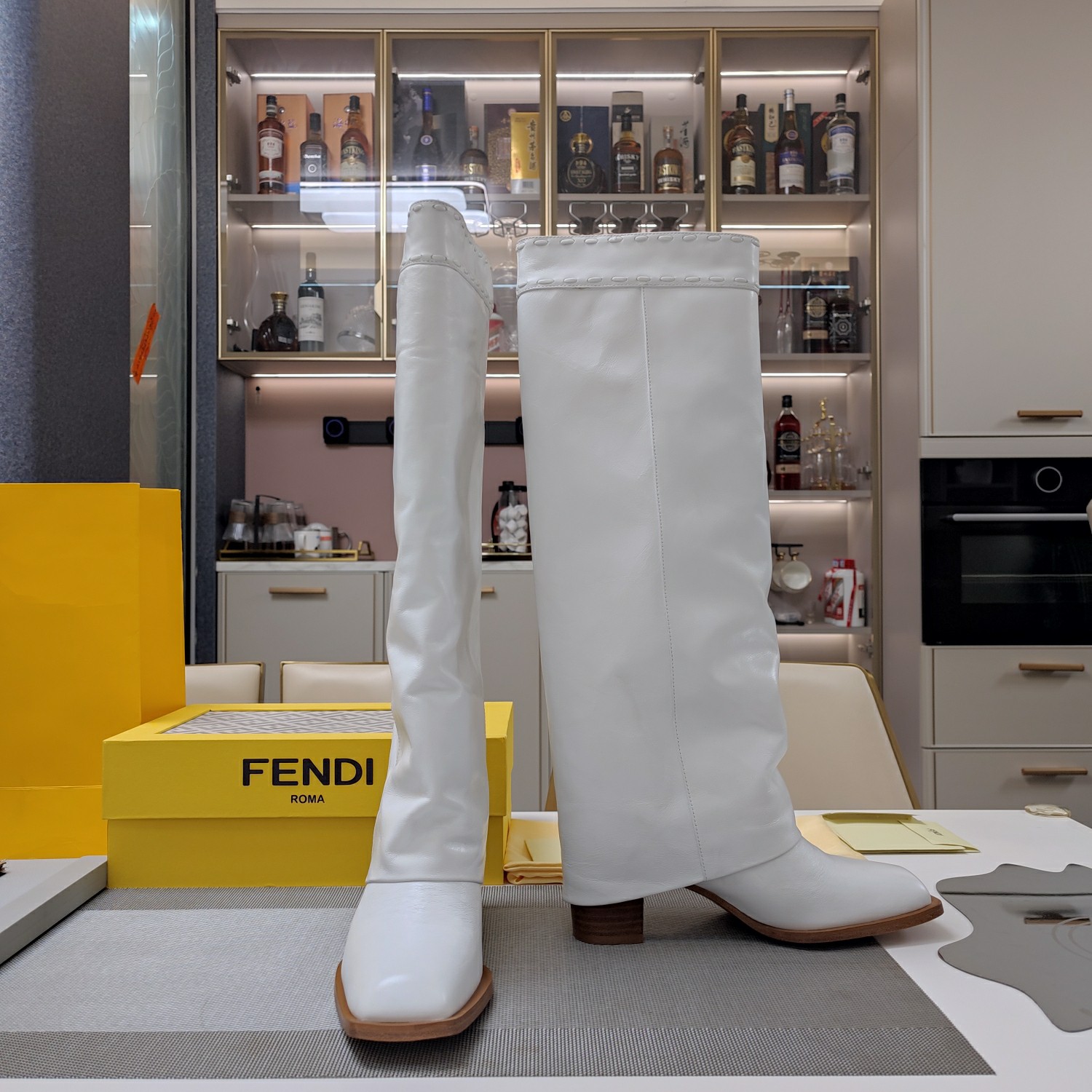 FENDI Женские высокие сапоги из коровьей кожи FENDI Женские высокие сапоги из коровьей кожи