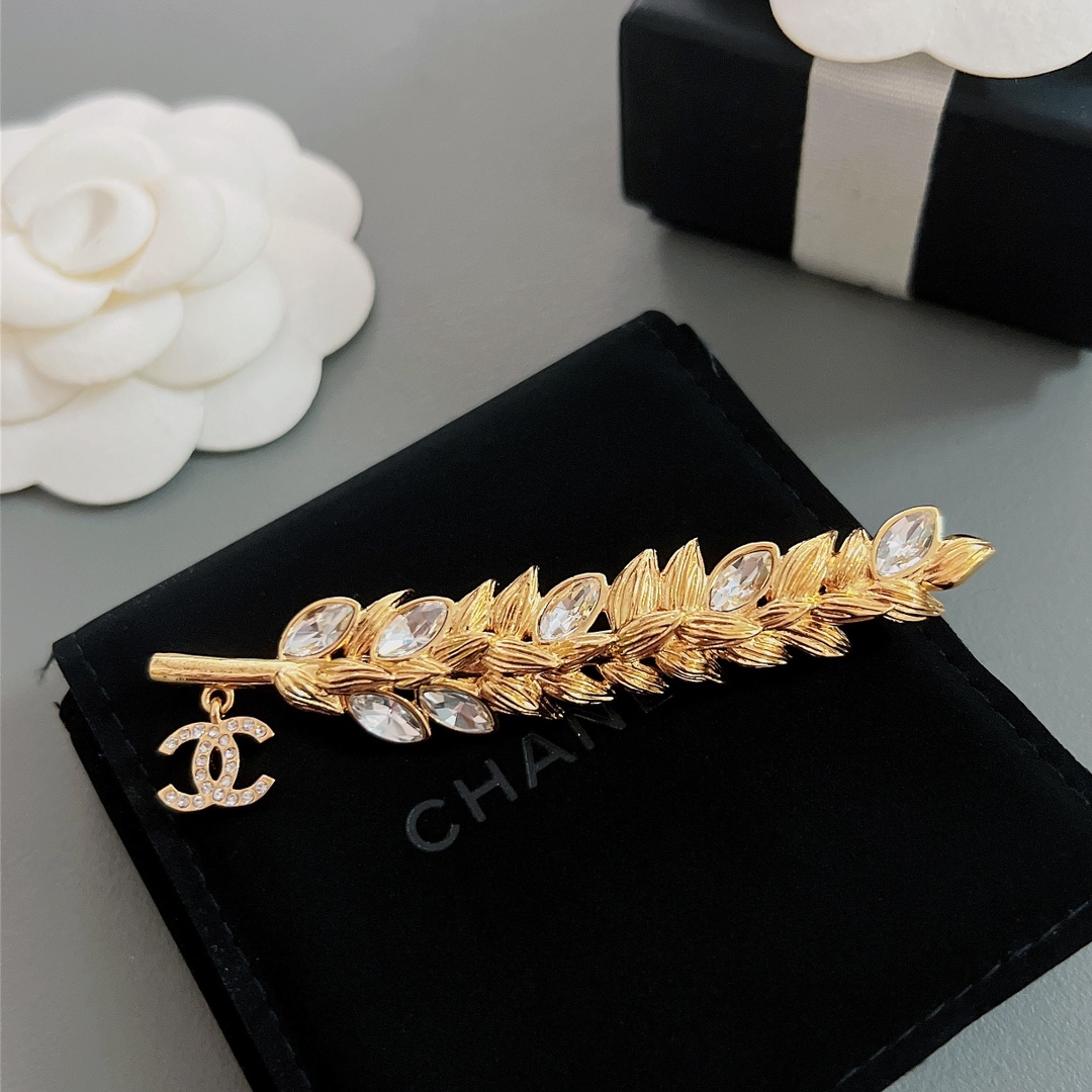 CHANEL Женская брошь лепесток CHANEL Женская брошь лепесток