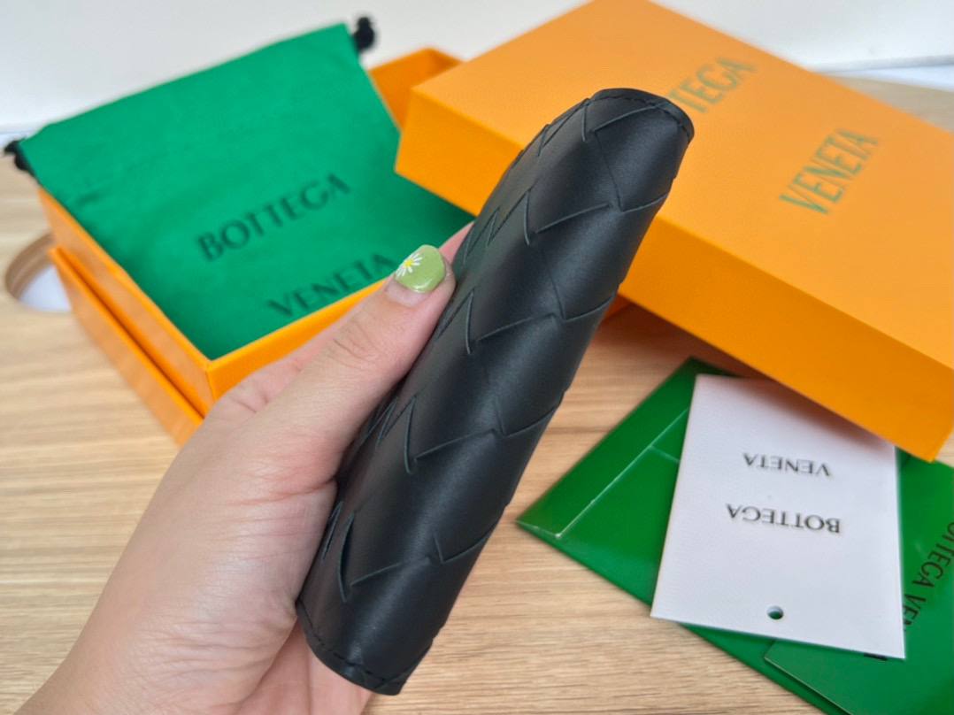 BOTTEGA VENETA (БОТТЕГА ВЕНЕТА) Мужской кожаный футляр для кредитных карт