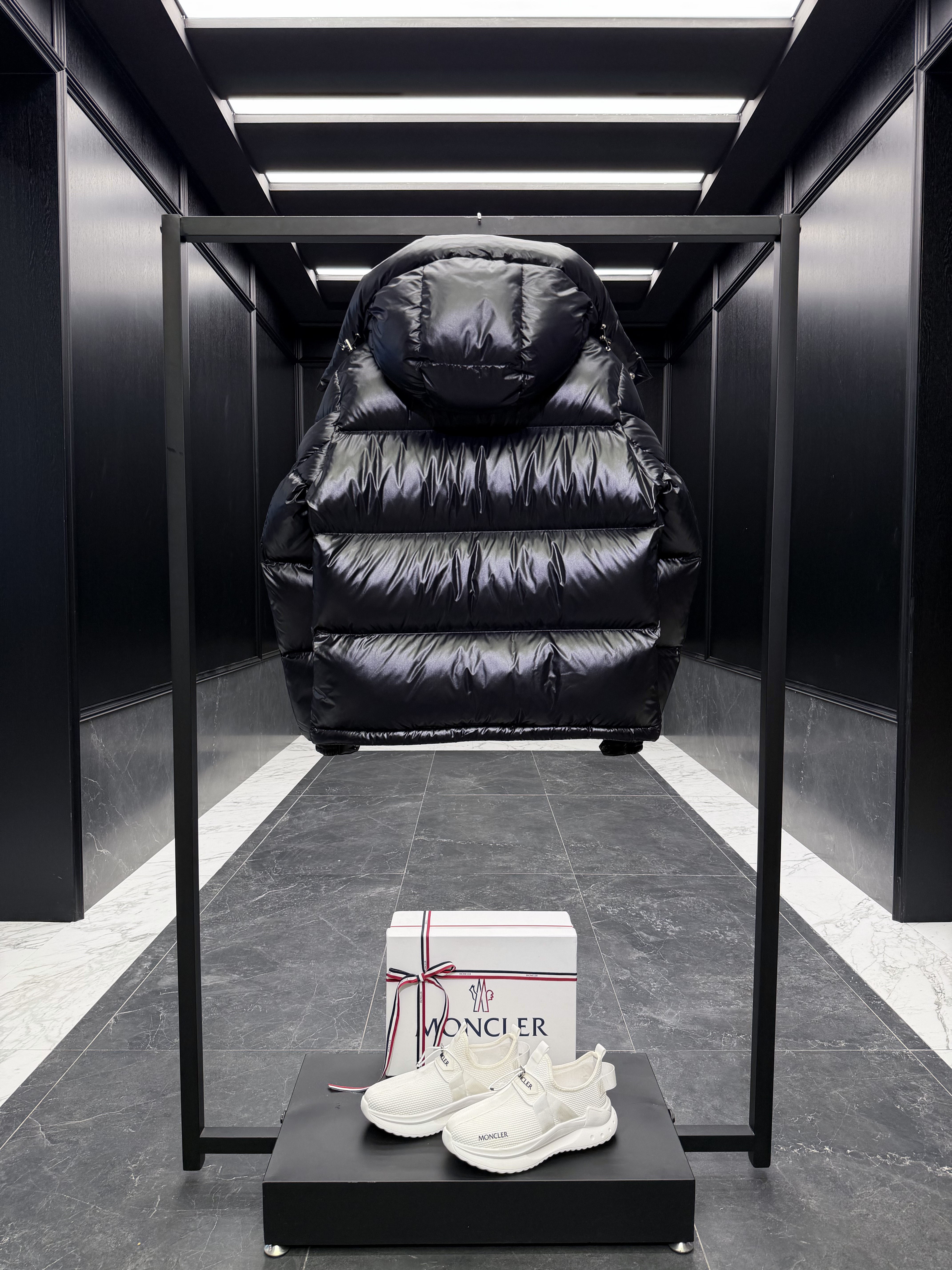 MONCLER Мужской пуховик Montbeliard MONCLER Мужской пуховик Montbeliard