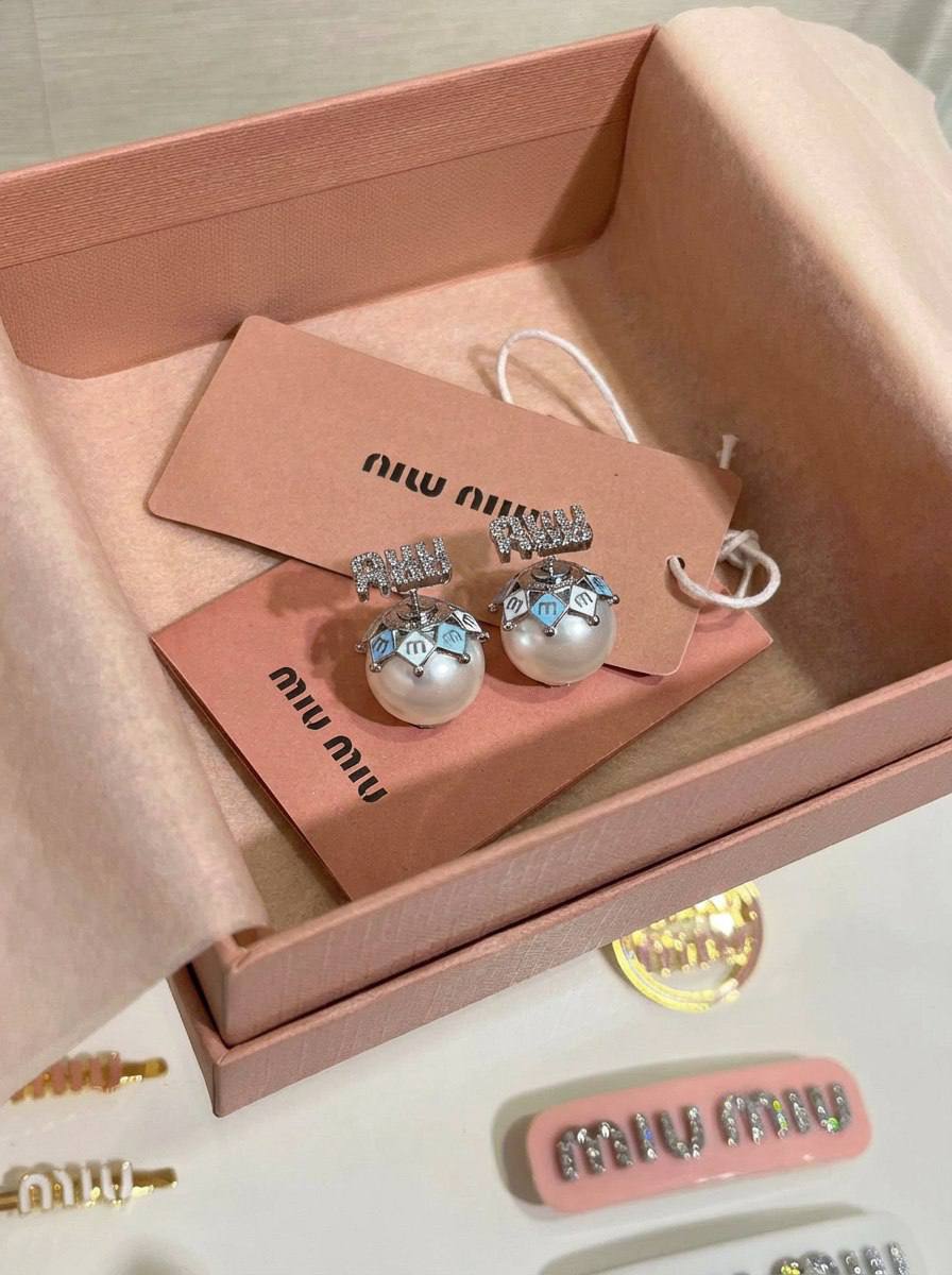 MIU MIU Женские жемчужные серьги с эмалью MIU MIU Женские жемчужные серьги с эмалью