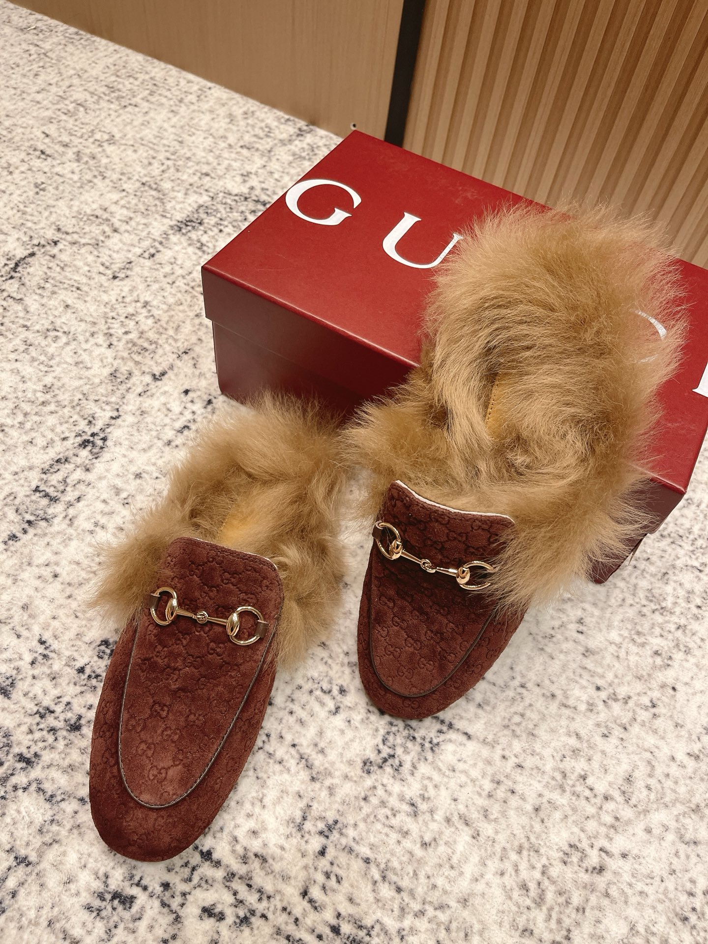 GUCCI Женские мюли Princetown из замши на меху GUCCI Женские мюли Princetown из замши на меху