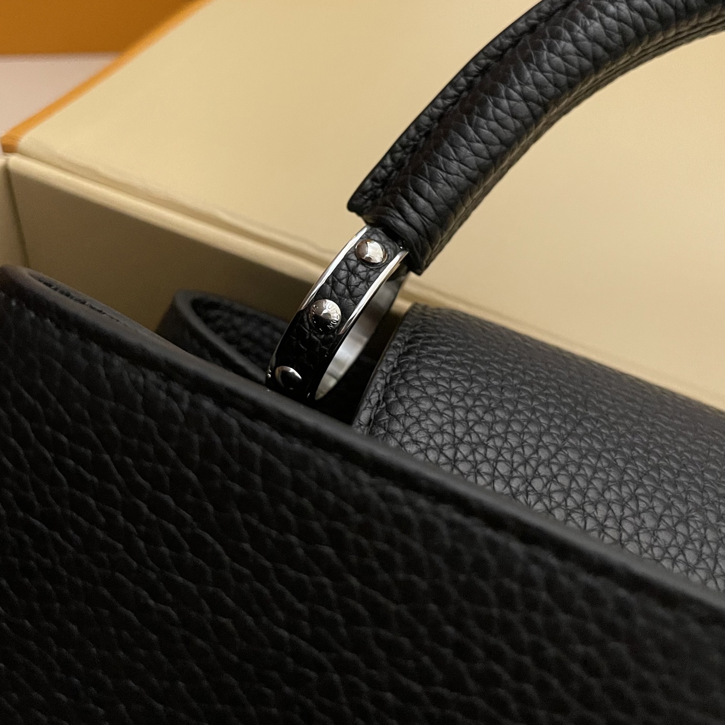 LOUIS VUITTON Женская сумка Capucines