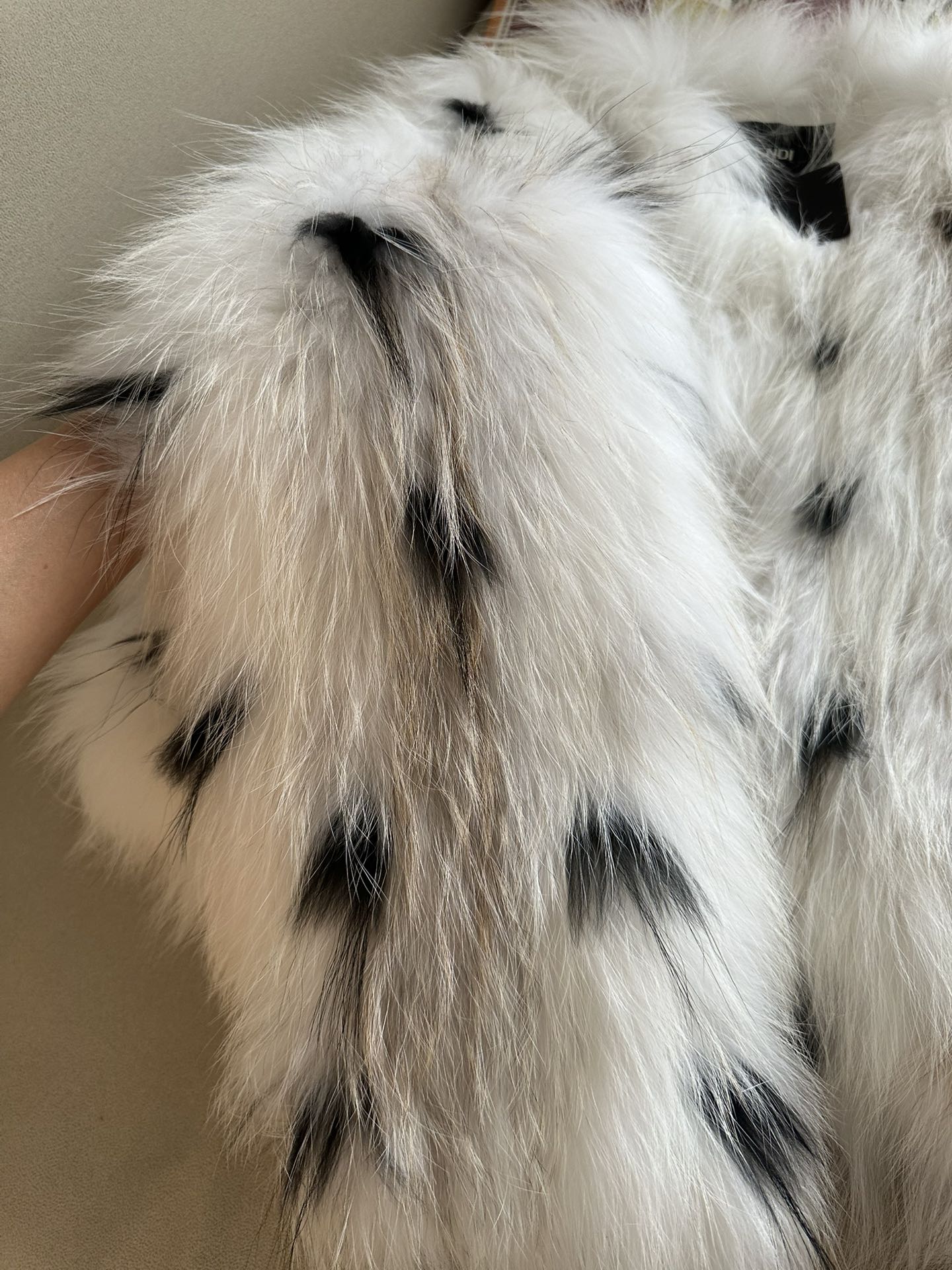 FENDI Женская шуба из меха лисы FENDI Женская шуба из меха лисы