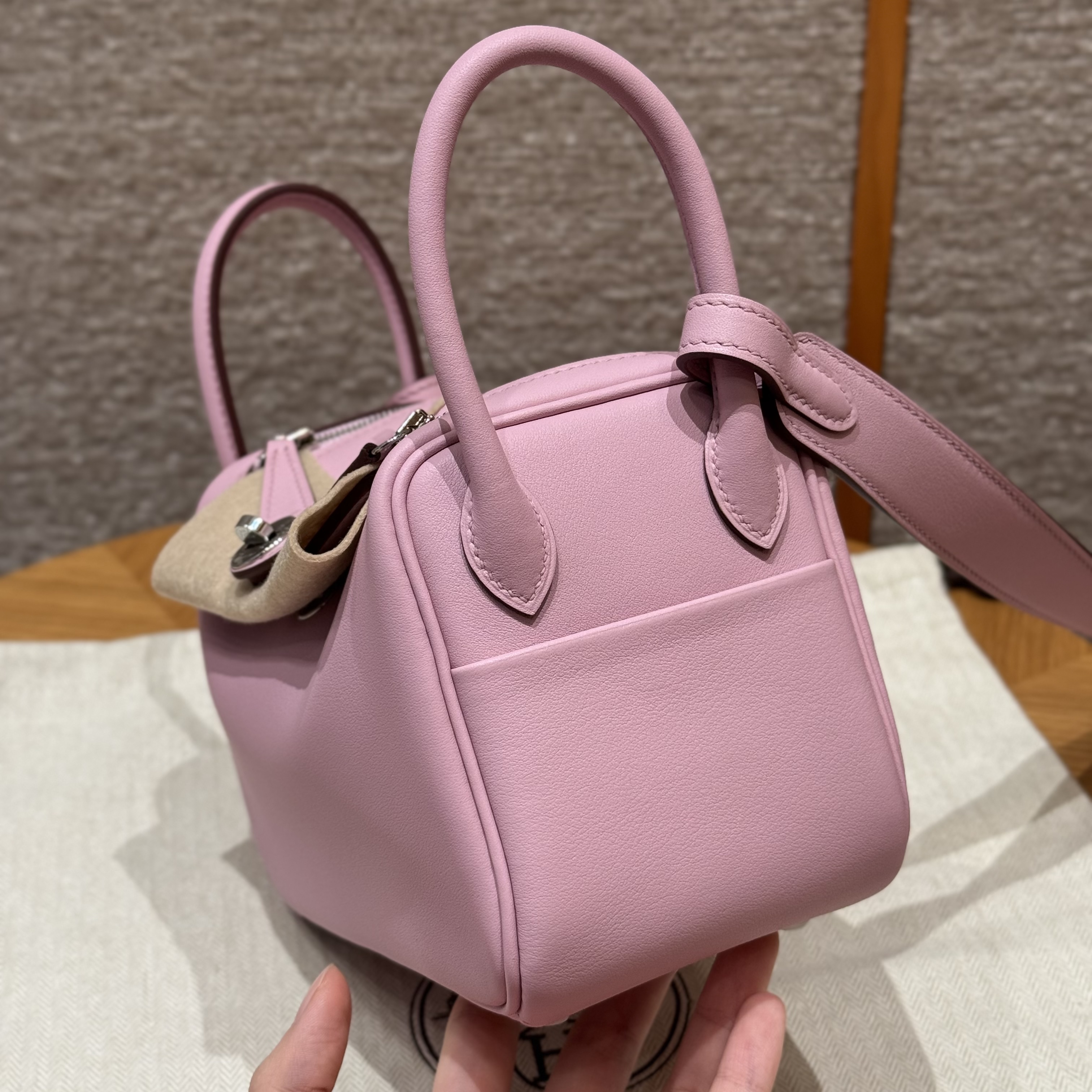 HERMES Женская сумка Lindy 19 см X9 Swift HERMES Женская сумка Lindy 19 см X9 Swift