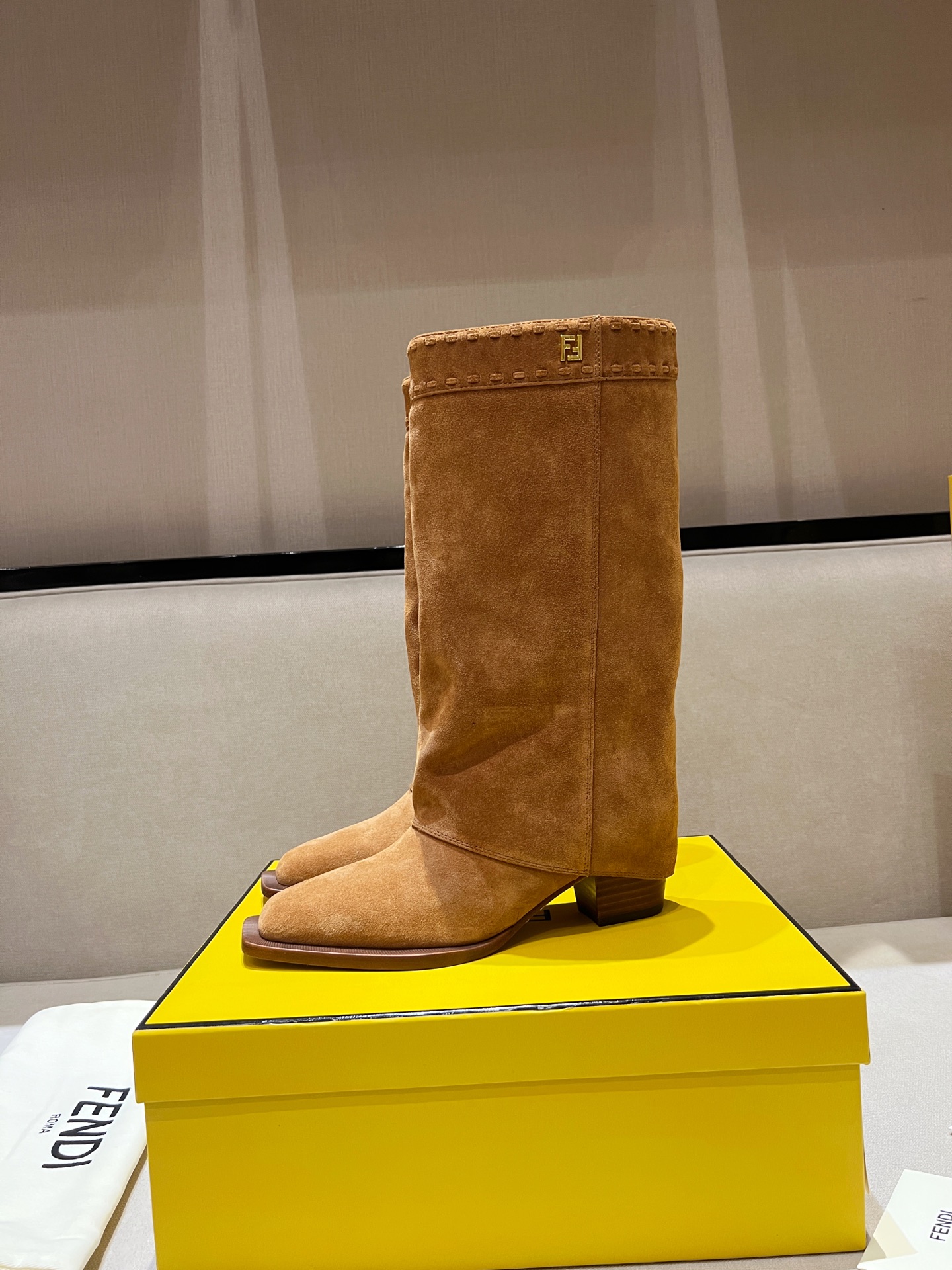 FENDI Женские сапоги казаки из замши