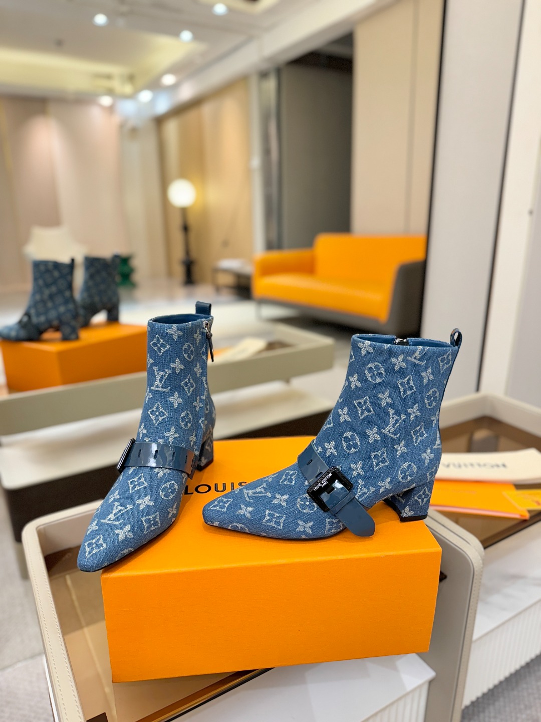 LOUIS VUITTON Женские ботильоны с острым мысом